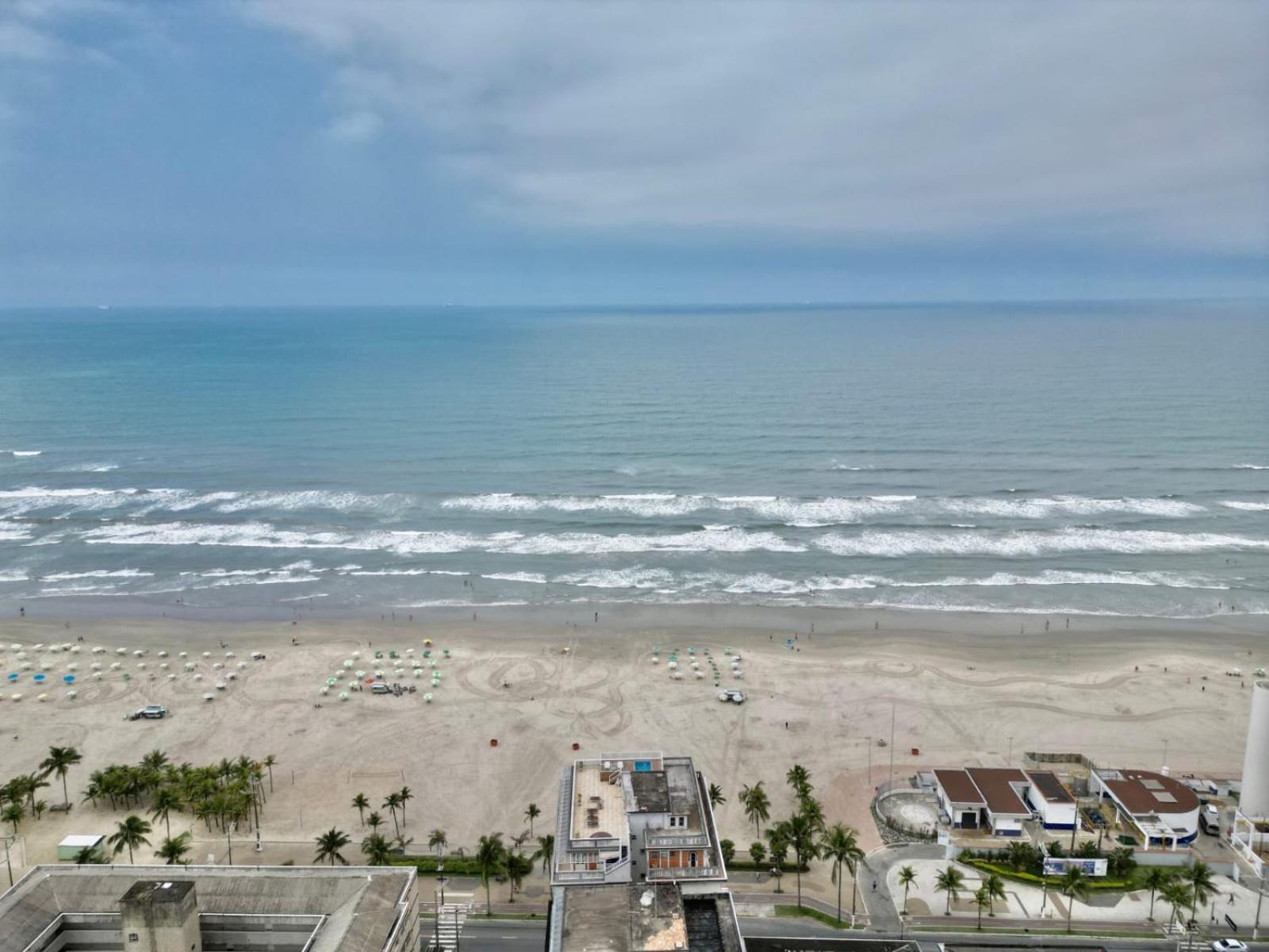 Apê na Tupi com Ar Condicionado nos Quartos e Sala, Garagem e a 100m da praia