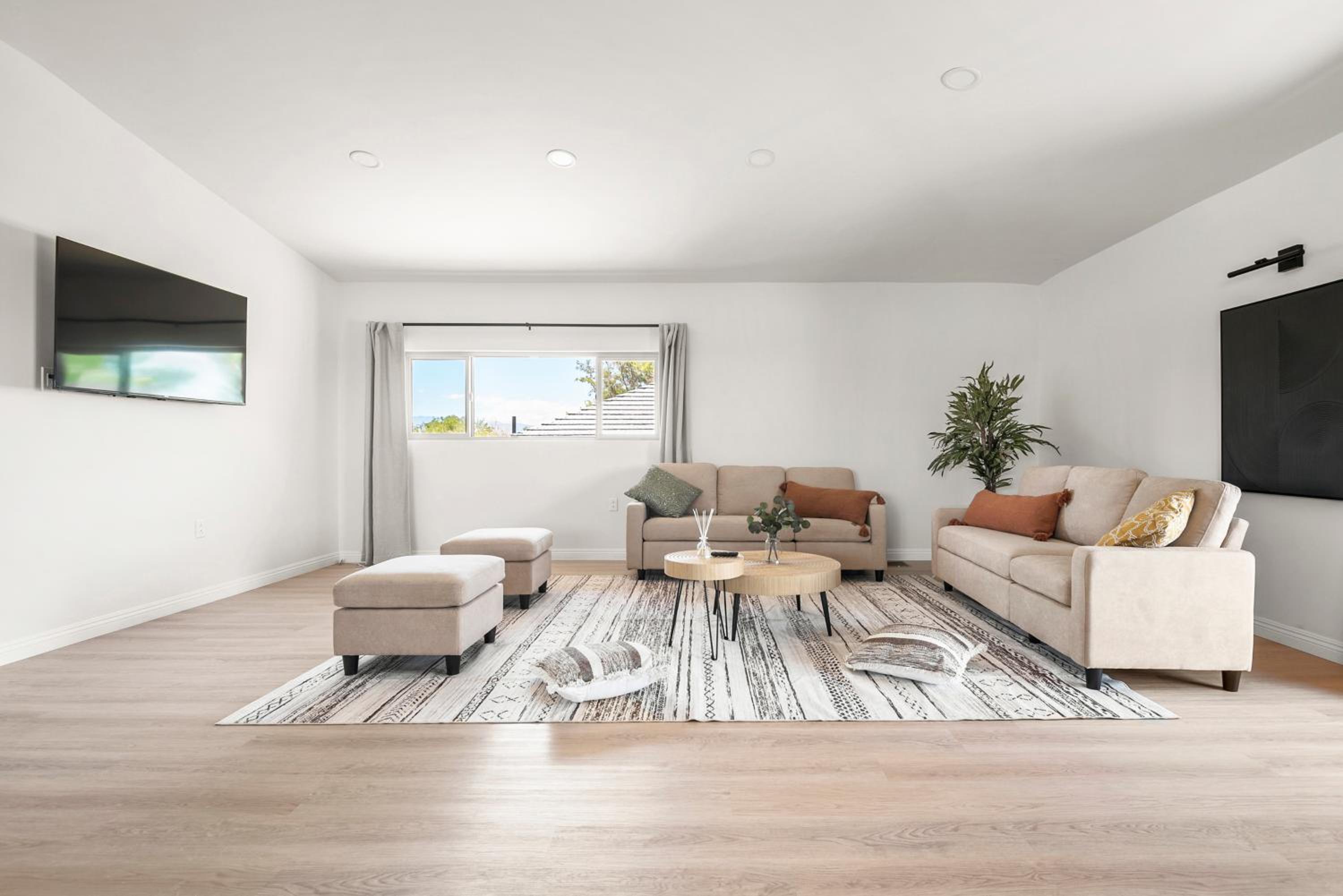 Luxury 6BR Retreat Fast WIFI, Dedicated Workspaces view 3