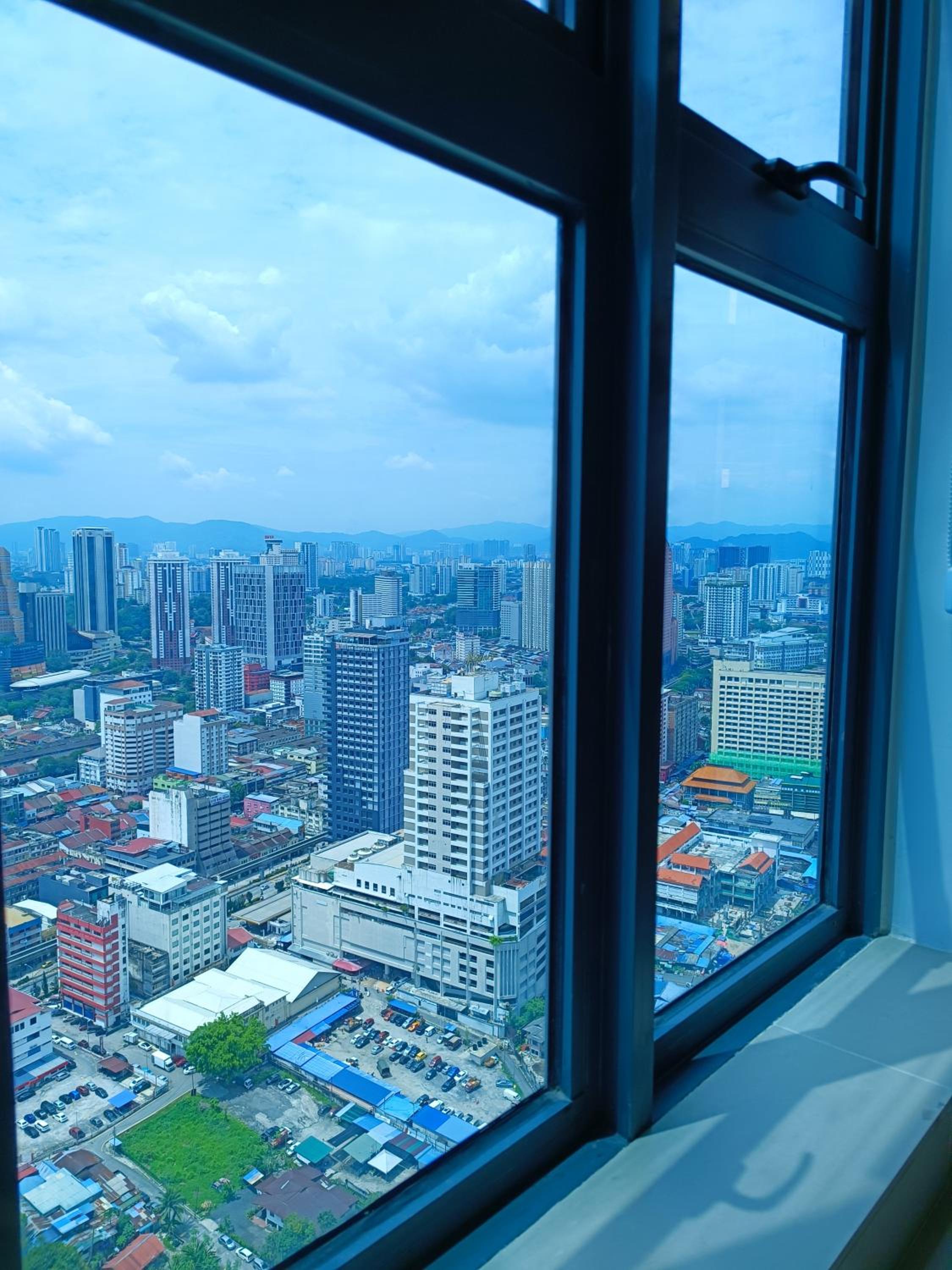 CL 31B Modern Infinity Pool KLCC View