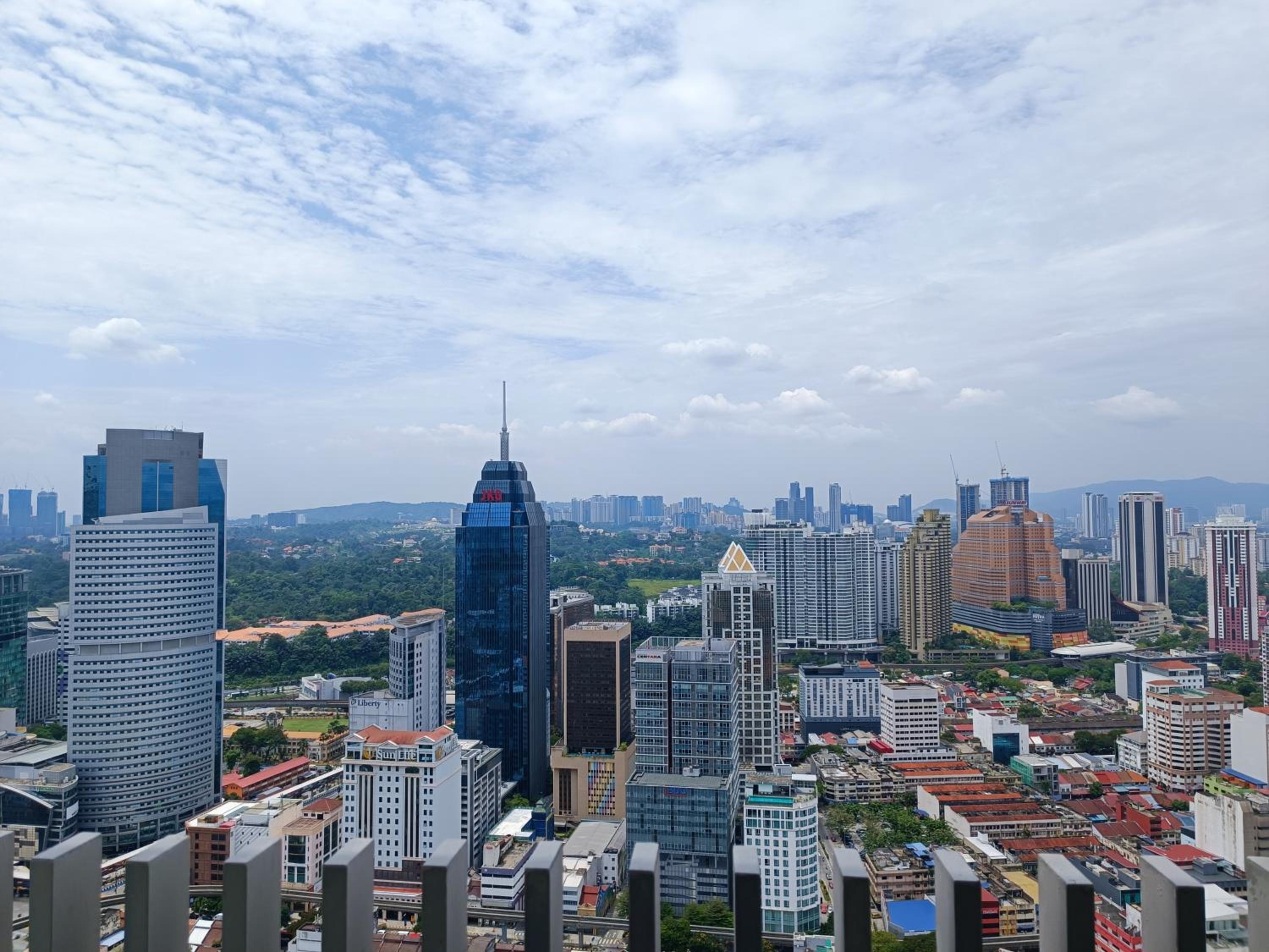 CL 31B Modern Infinity Pool KLCC View