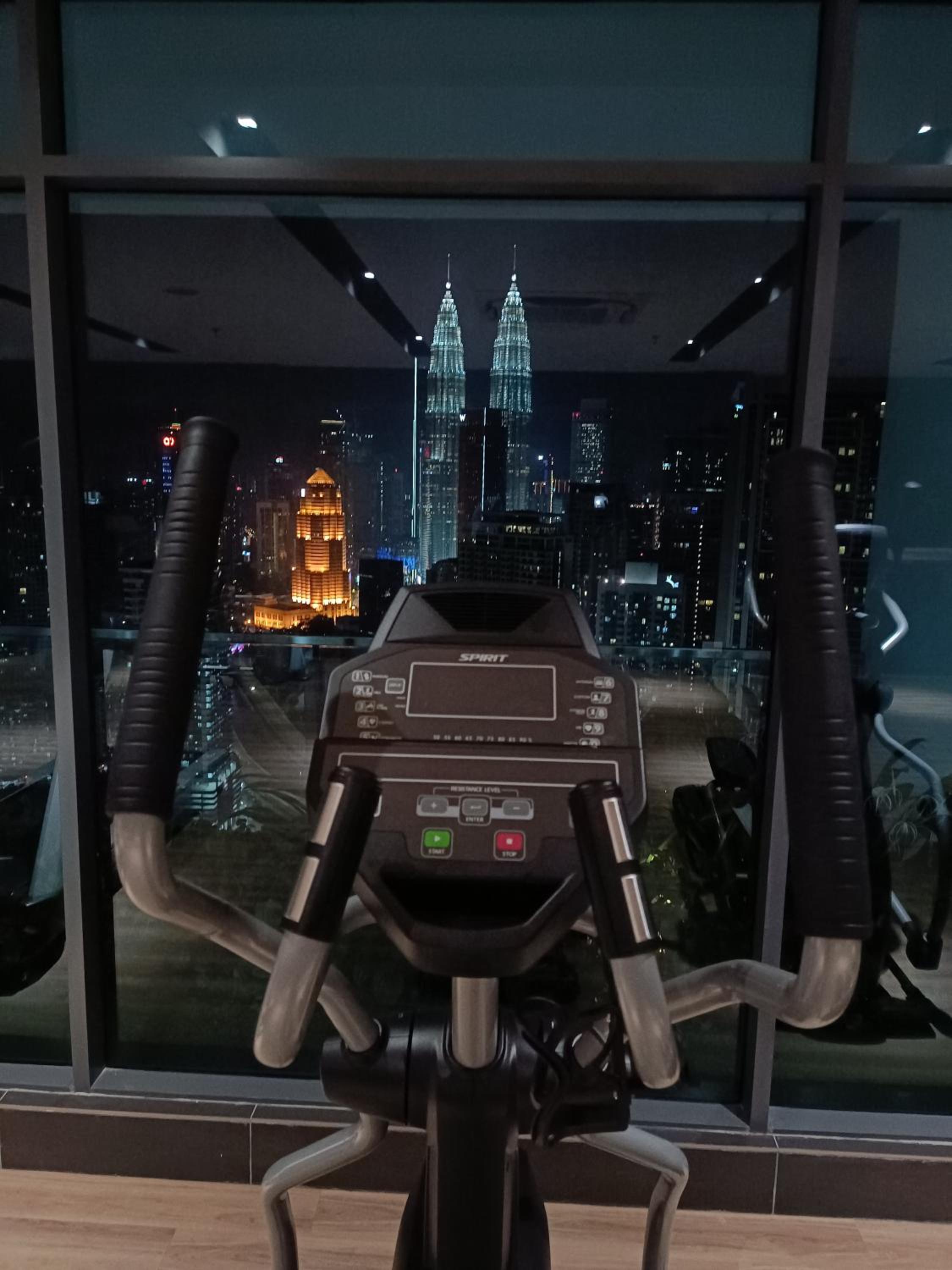 C17B Modern Balcony Infinity Pool KLCC View