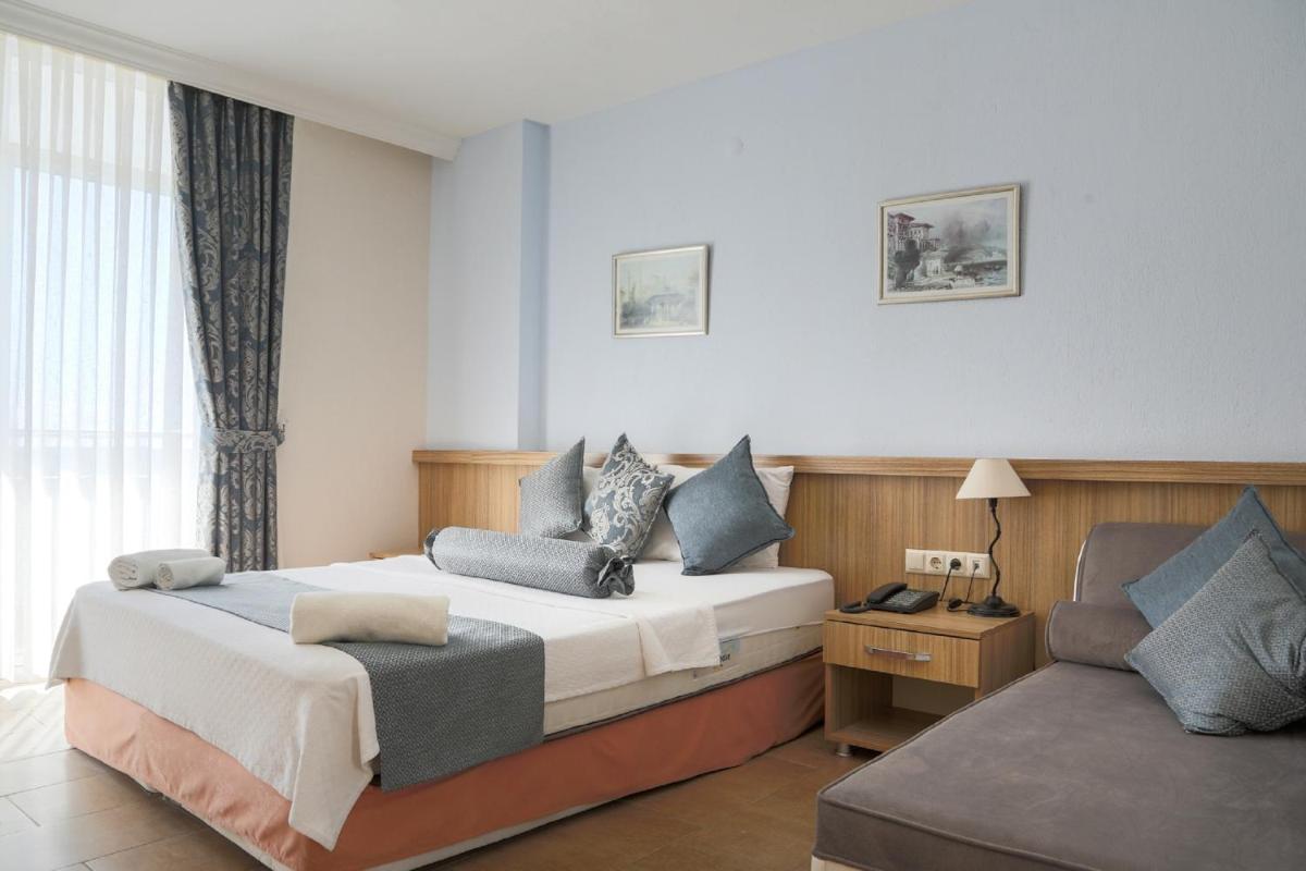 Ponz Hotel - Image 19