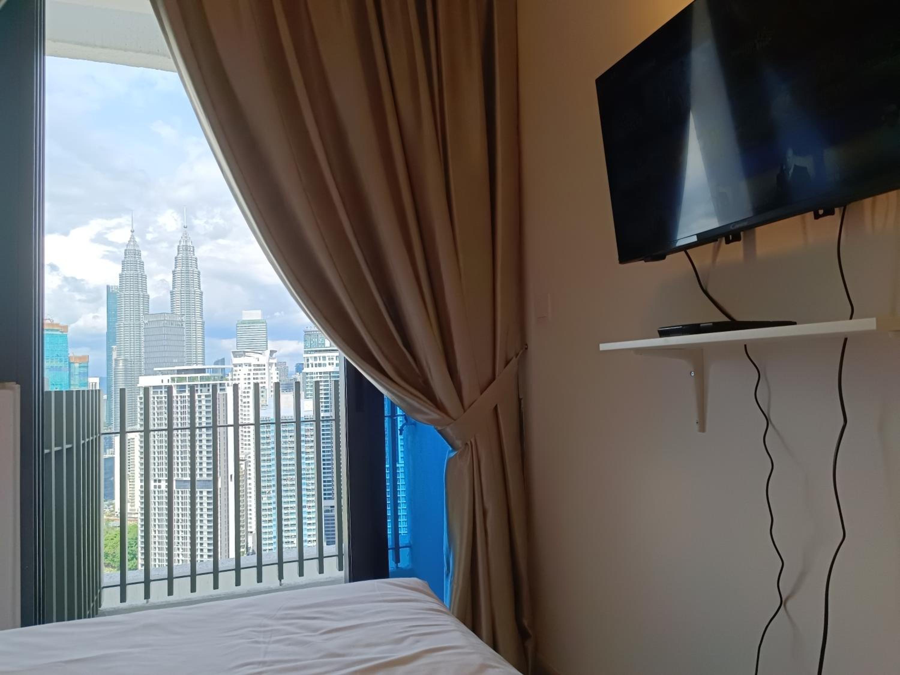 CL 29A Insta KLCC View & Infinity Pool