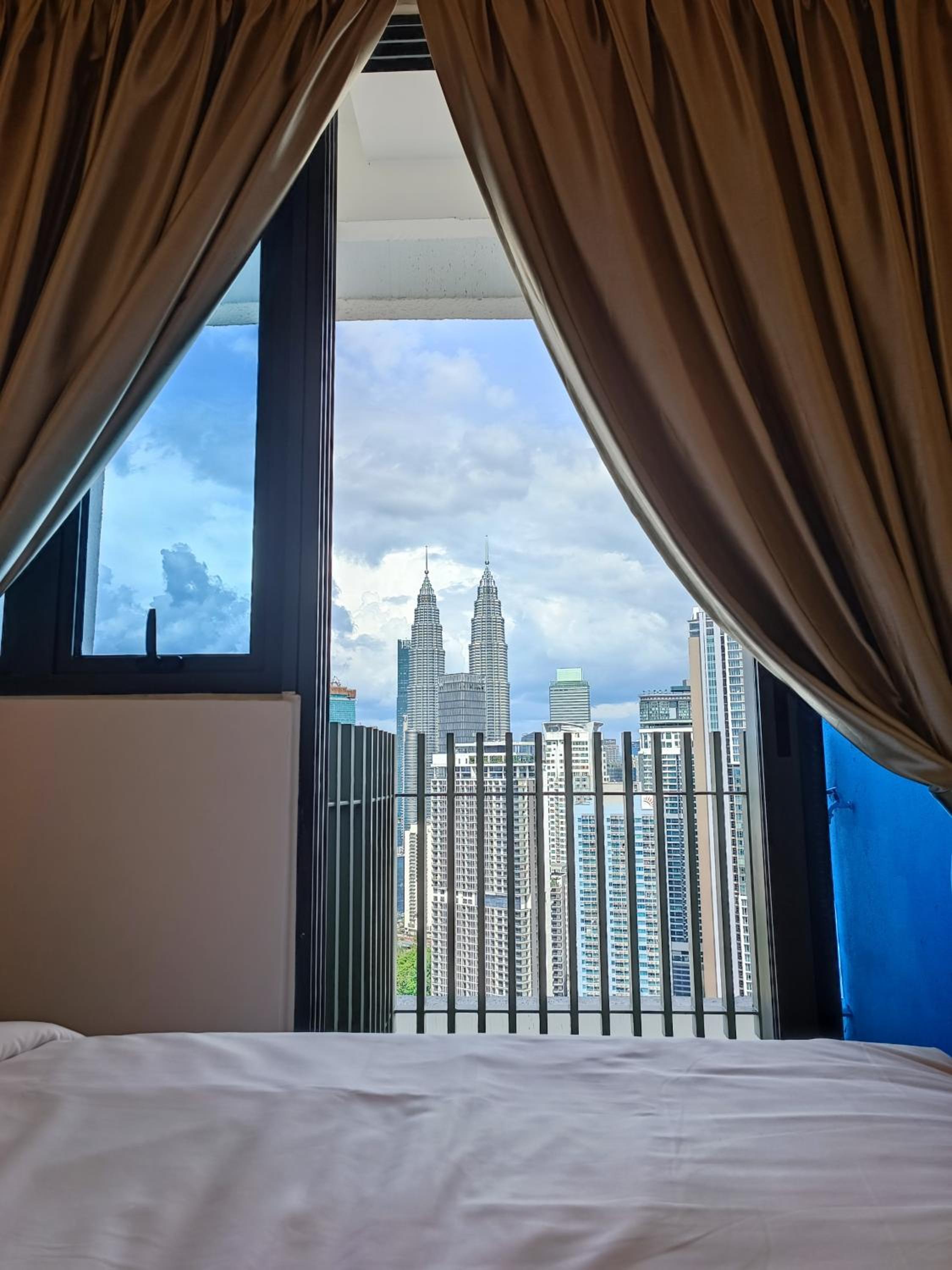 CL 29A Insta KLCC View & Infinity Pool