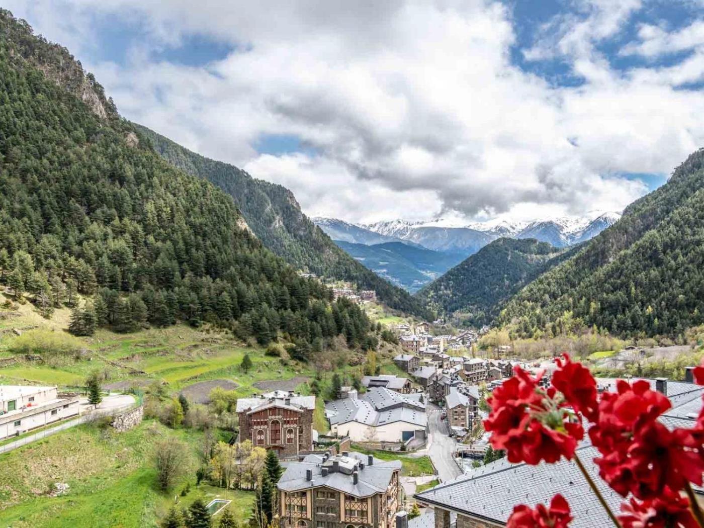 Increibles Vistas Al Valle De Arinsal NY - A Pie De Pistas - Parking Incluido l by BonesVacances