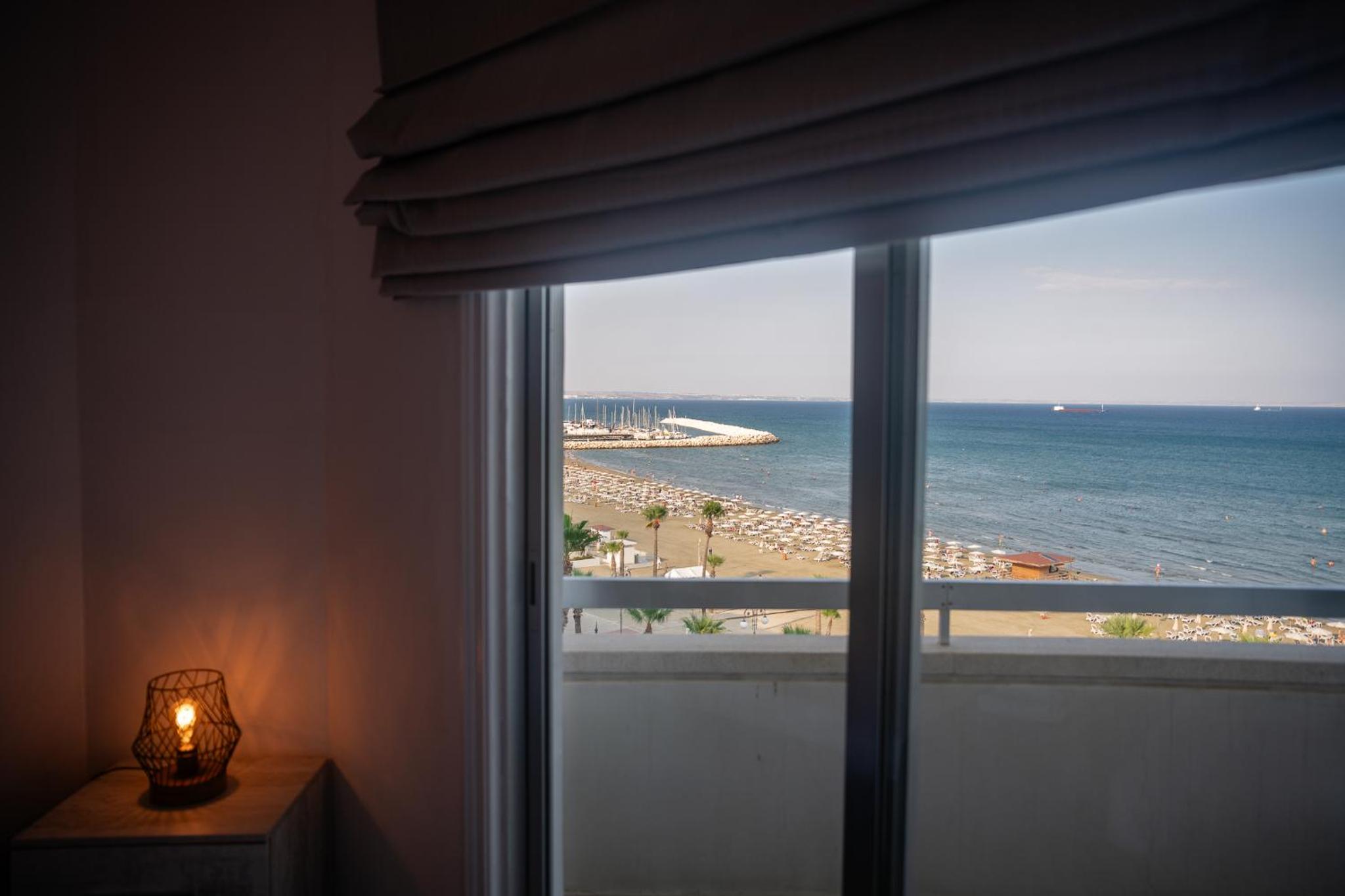 Quattro Beachfront Sea View Ap 53