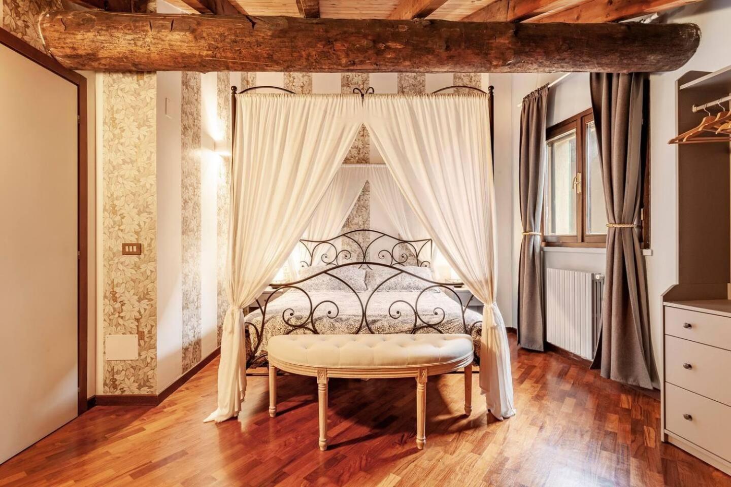 Design Villa with parking Navigli area Milan