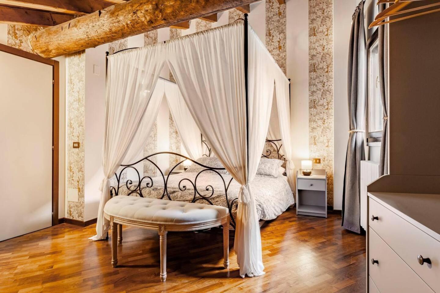 Design Villa with parking Navigli area Milan