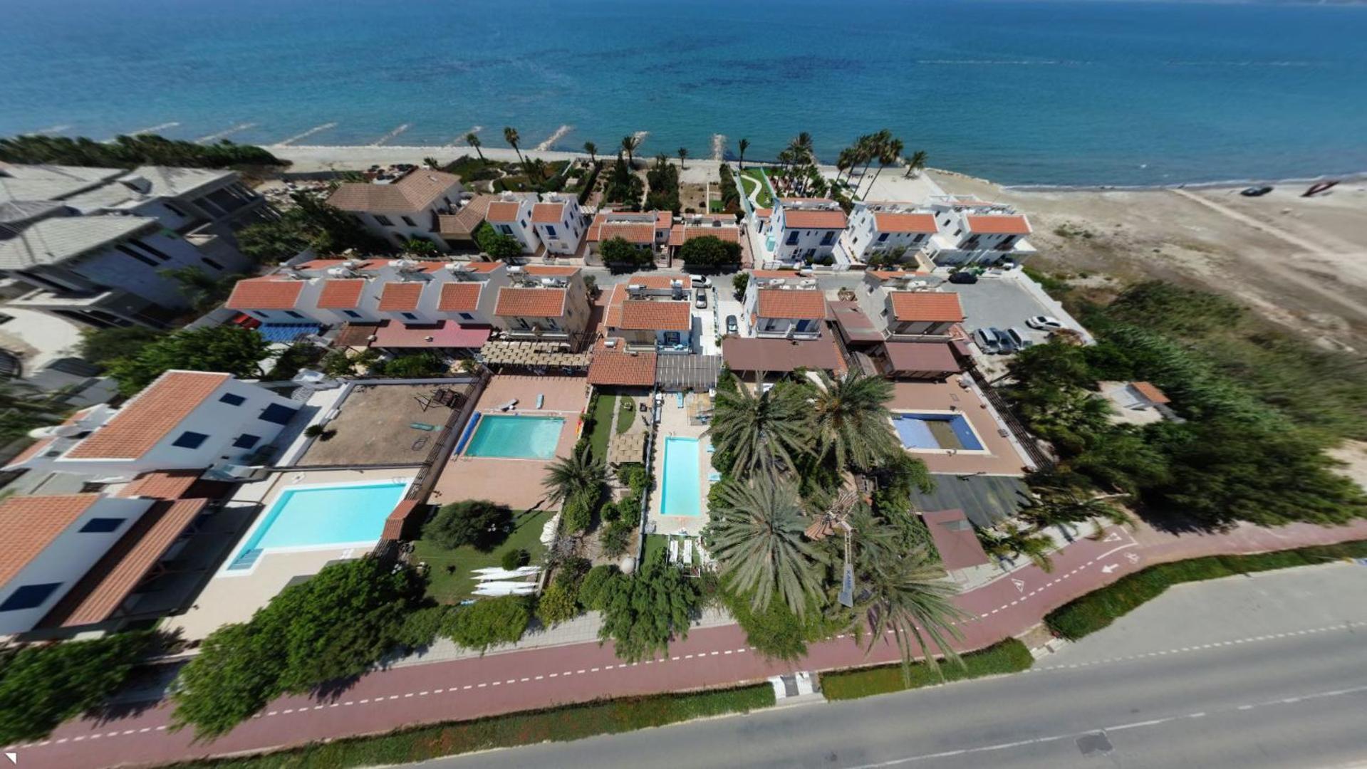 Greek Island Style 2 bedroom Villa with Pool next to the Sea