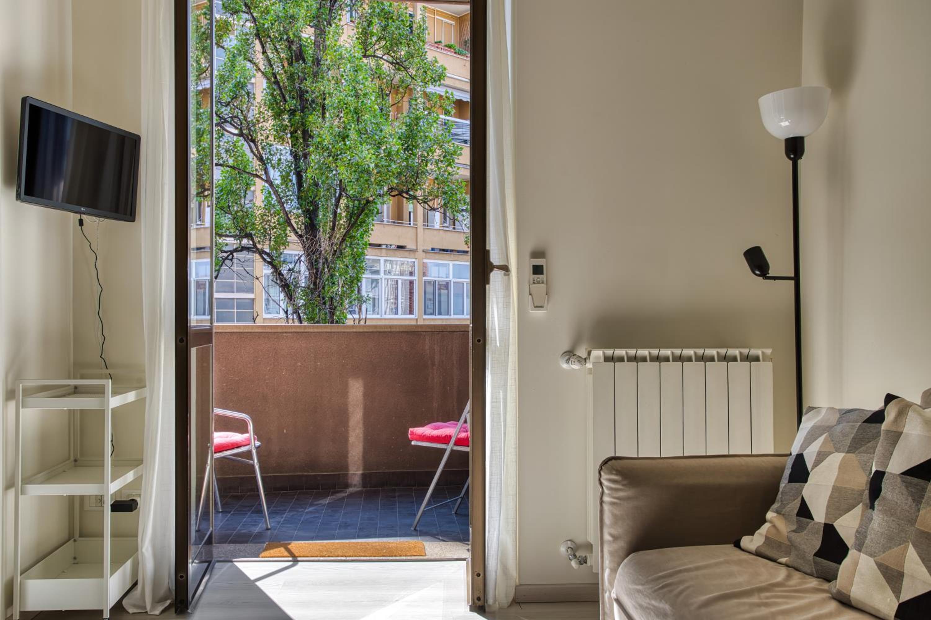 JOIVY Vibrant 2bed apt with balcony
