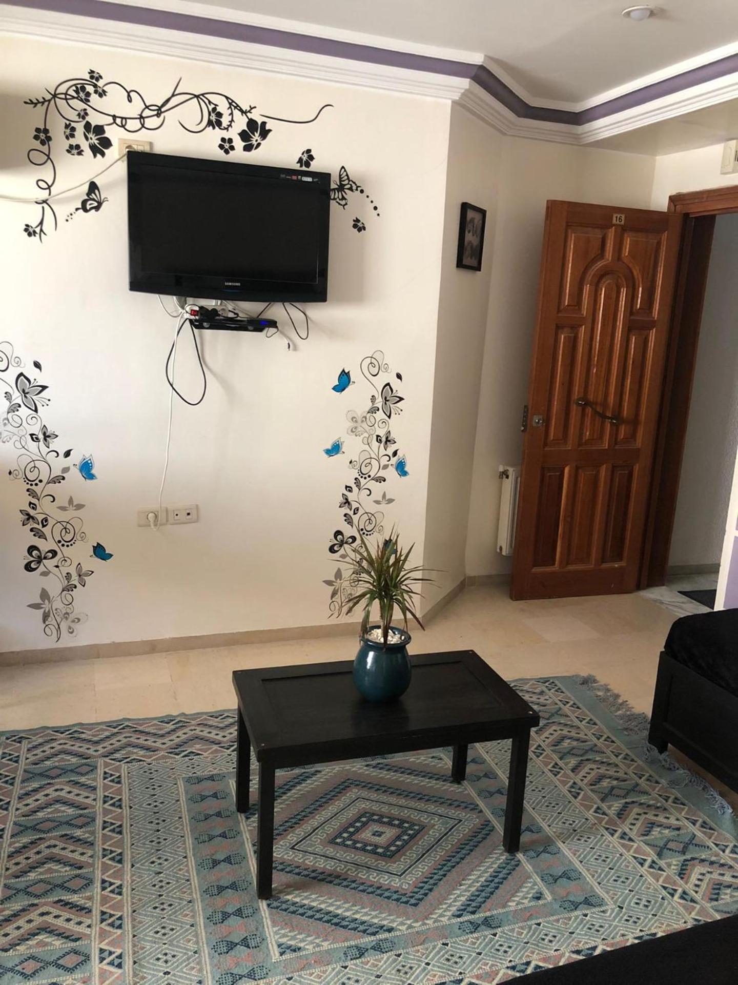 Studio Sleeps 2 with Balcony & Free Parking view 4