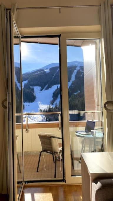 Majestic Mountain Views: Charming 1-BR Hideaway