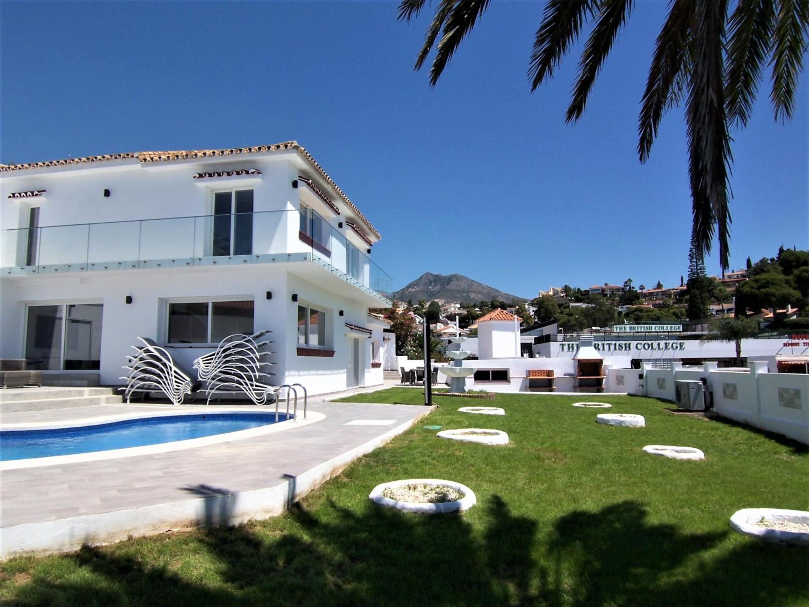 Luxury 7 Bedroom Villa Heated Pool Hot Tub 5 mins from the Beach sleeps 16 view 3