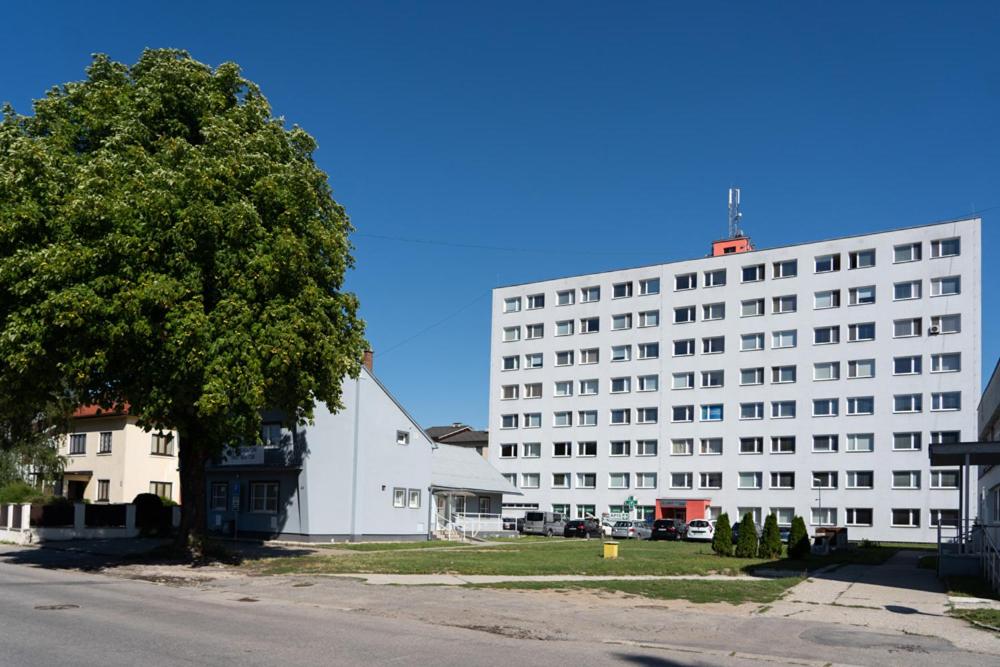Milý apartmán pri nemocnici s parkovaním view 4