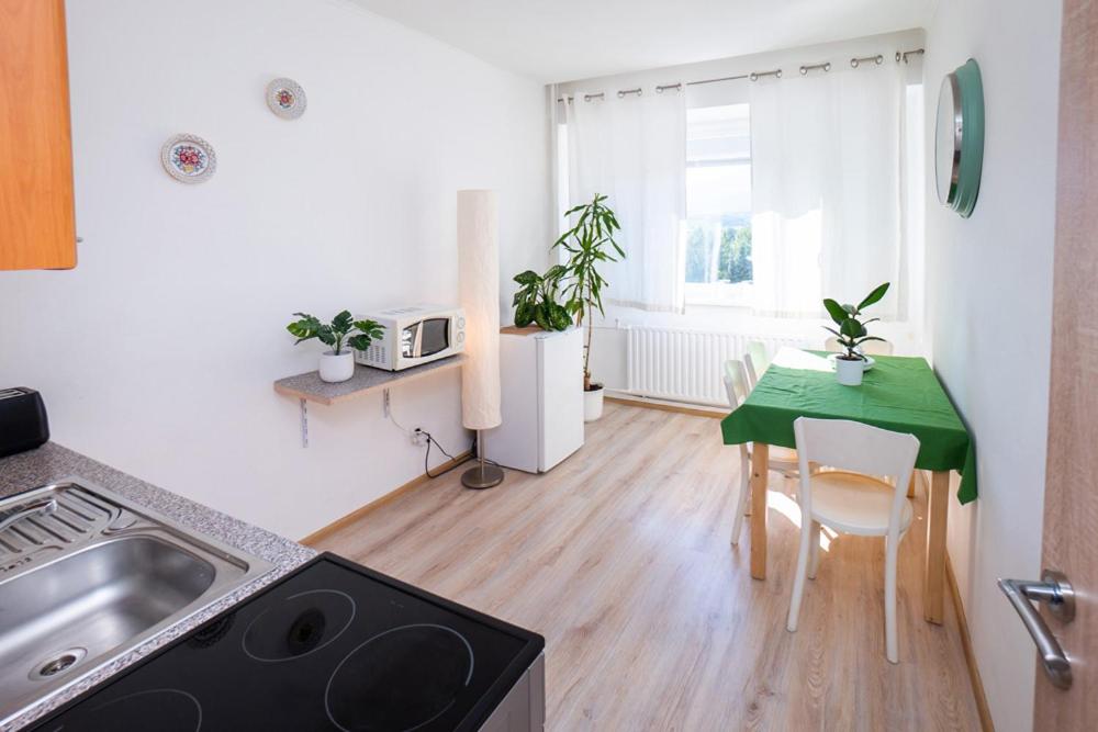 Milý apartmán pri nemocnici s parkovaním view 3