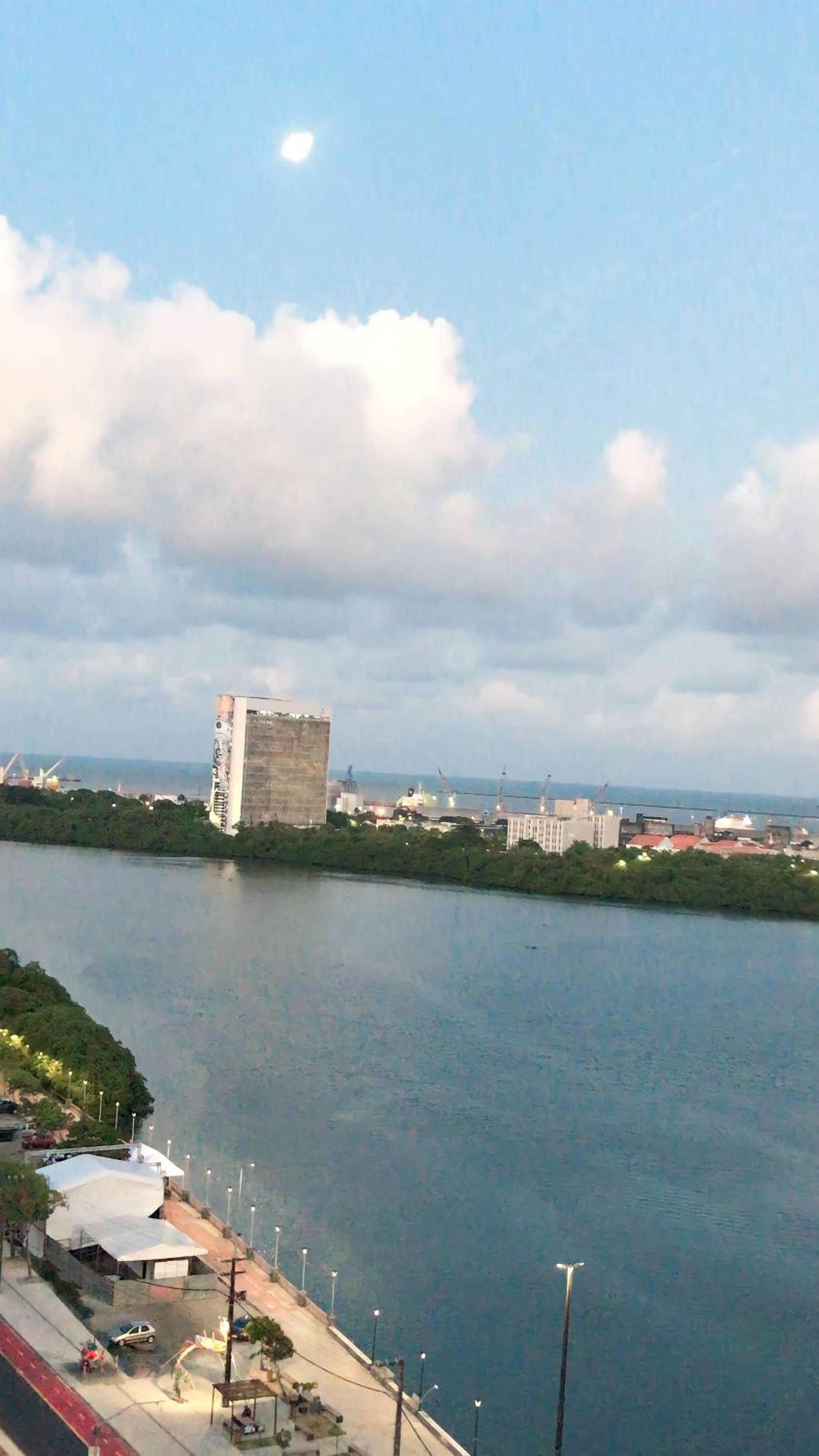 Aconchegante, ótima localização e vista para o mar