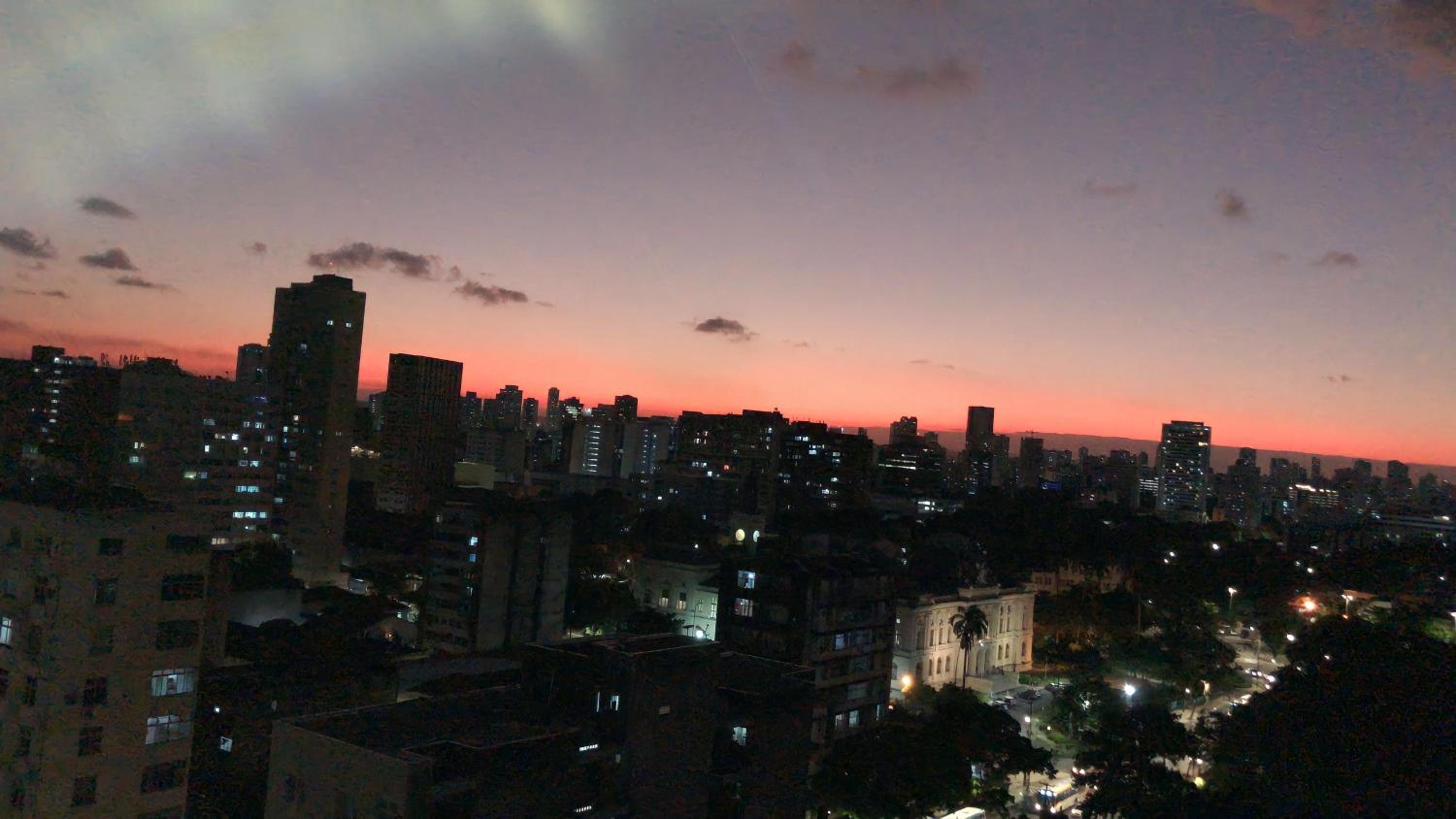 Aconchegante, ótima localização e vista para o mar