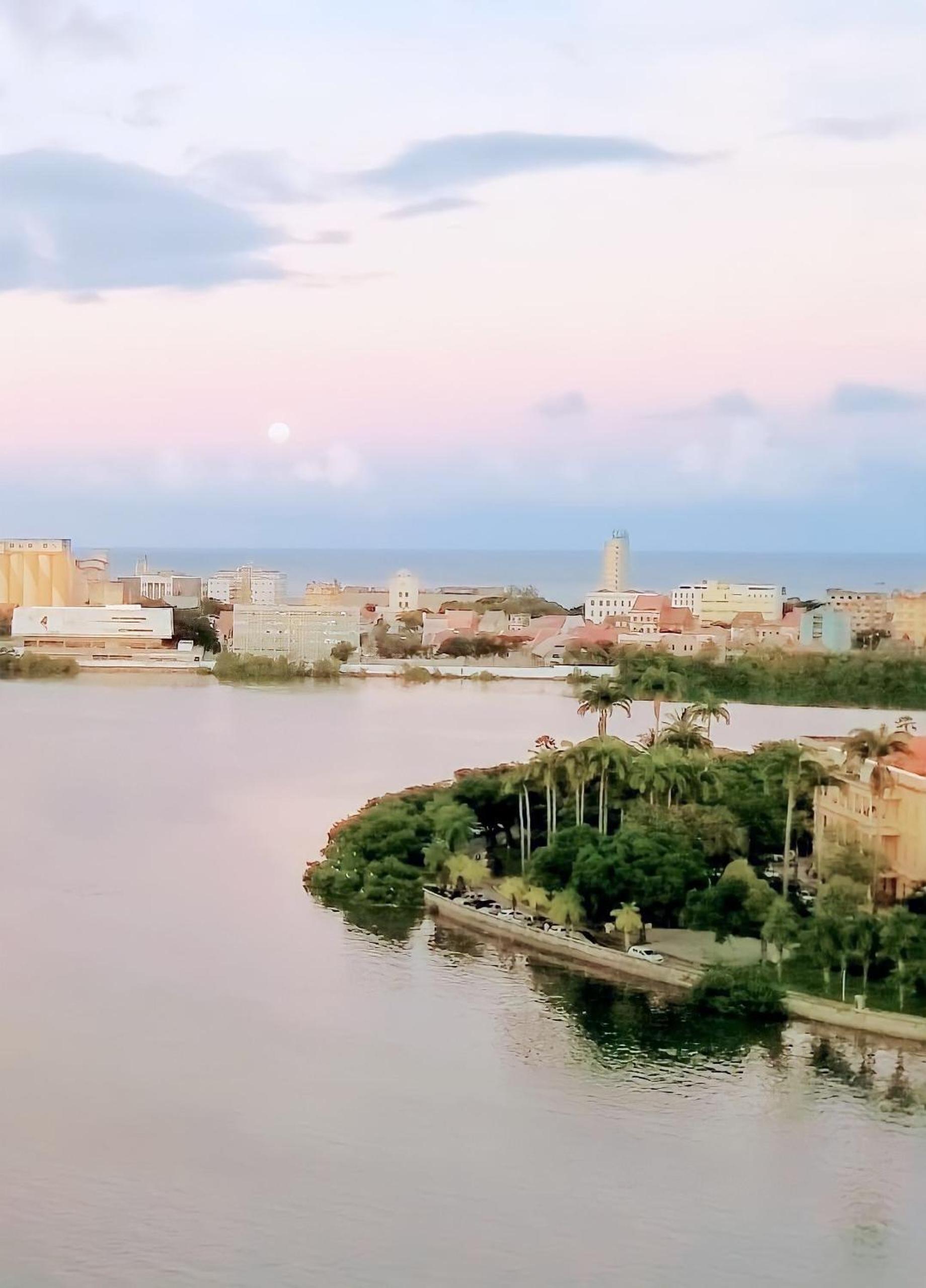 Aconchegante, ótima localização e vista para o mar