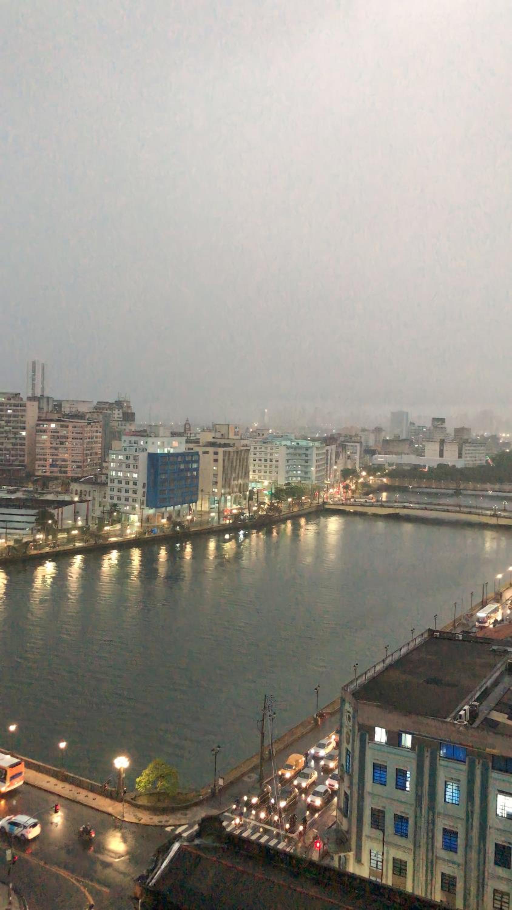 Aconchegante, ótima localização e vista para o mar