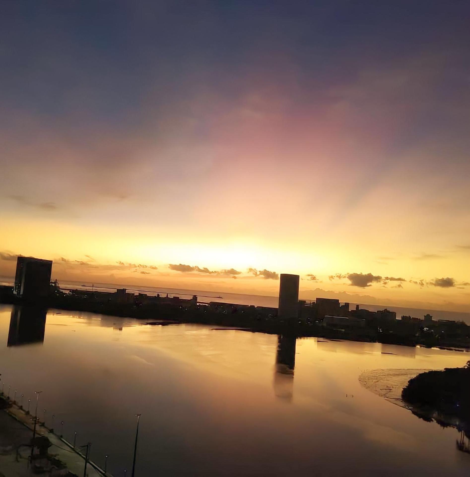 Aconchegante, ótima localização e vista para o mar