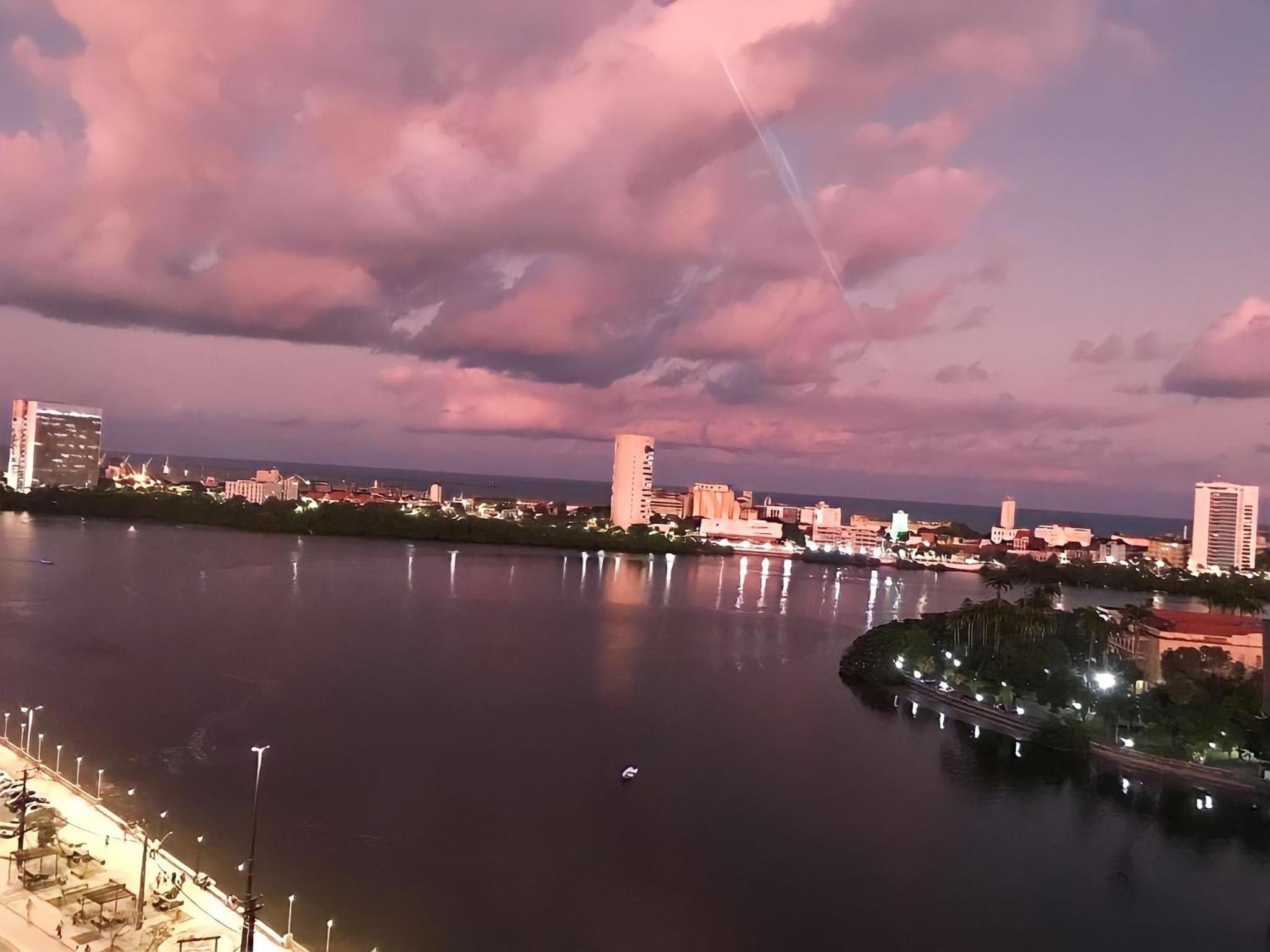 Aconchegante, ótima localização e vista para o mar