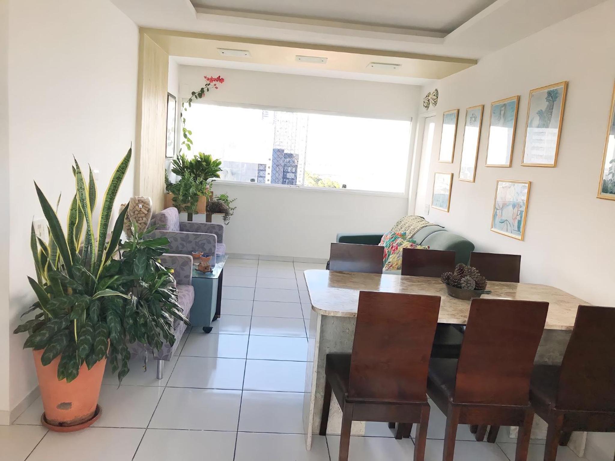 Aconchegante, ótima localização e vista para o mar