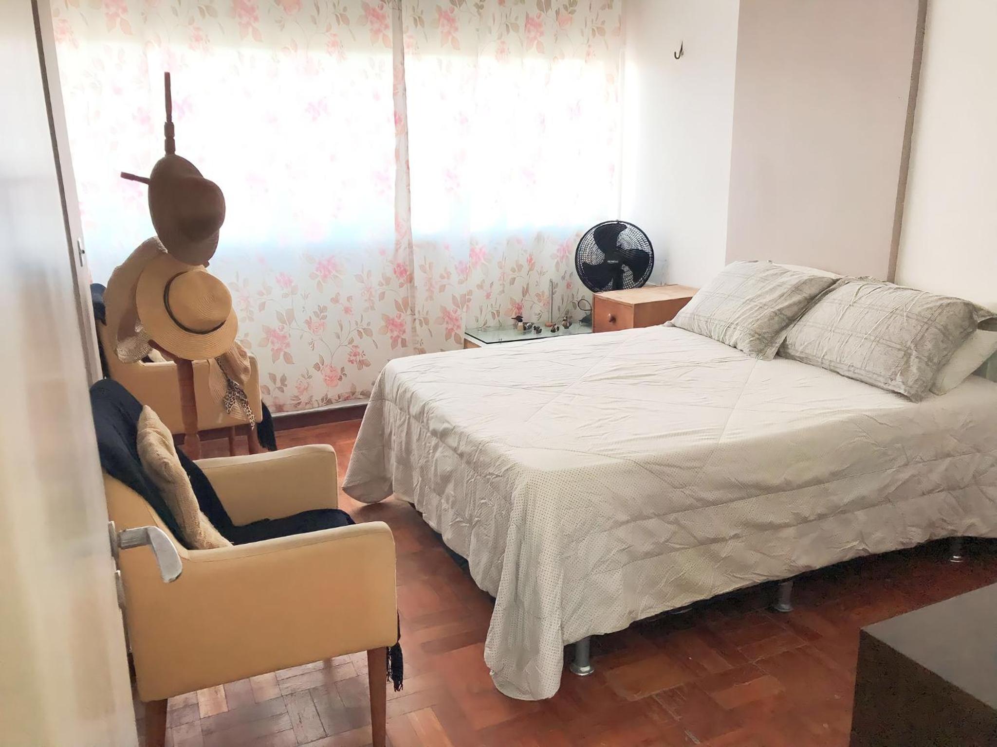 Aconchegante, ótima localização e vista para o mar