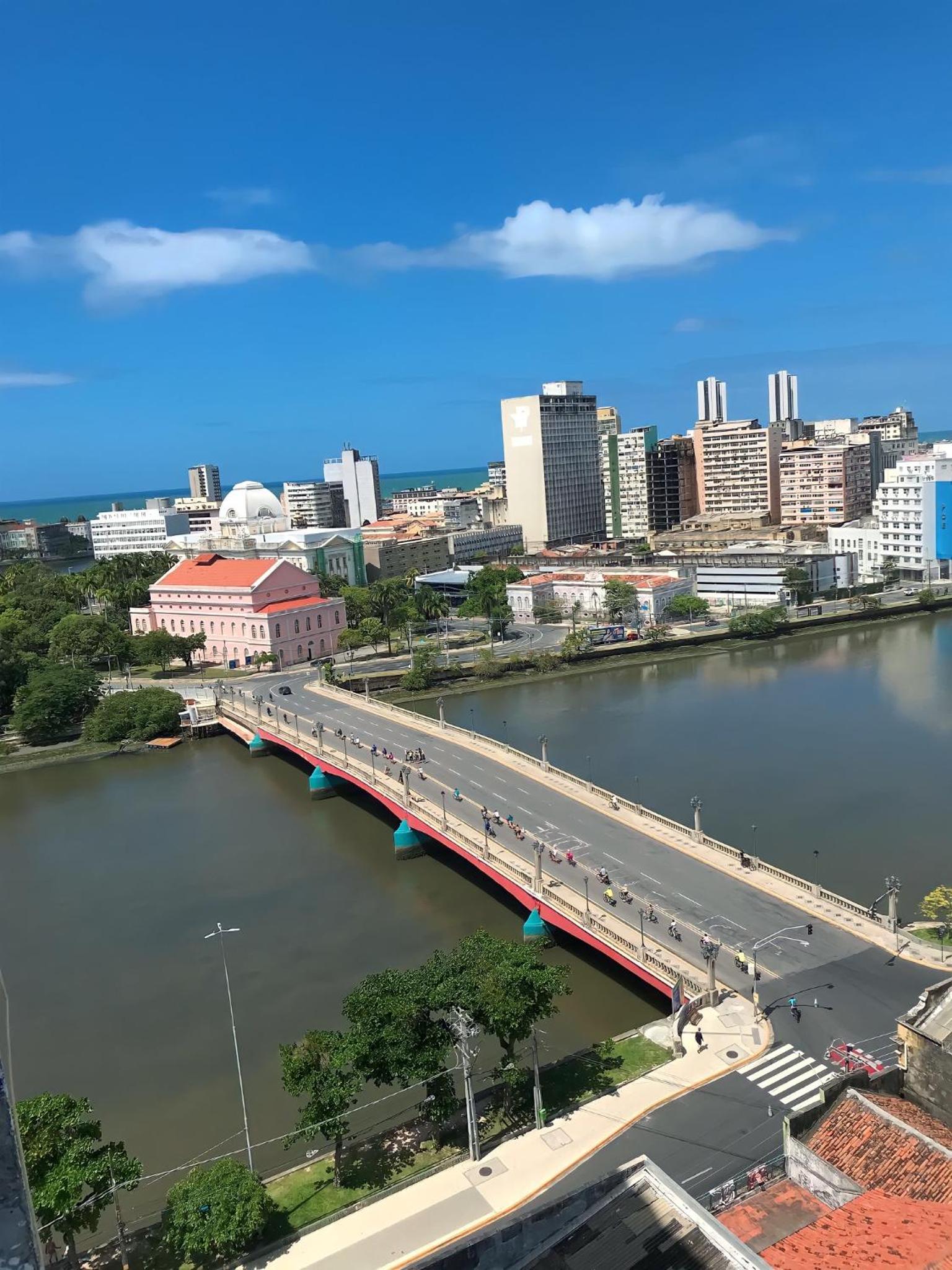 Aconchegante, ótima localização e vista para o mar