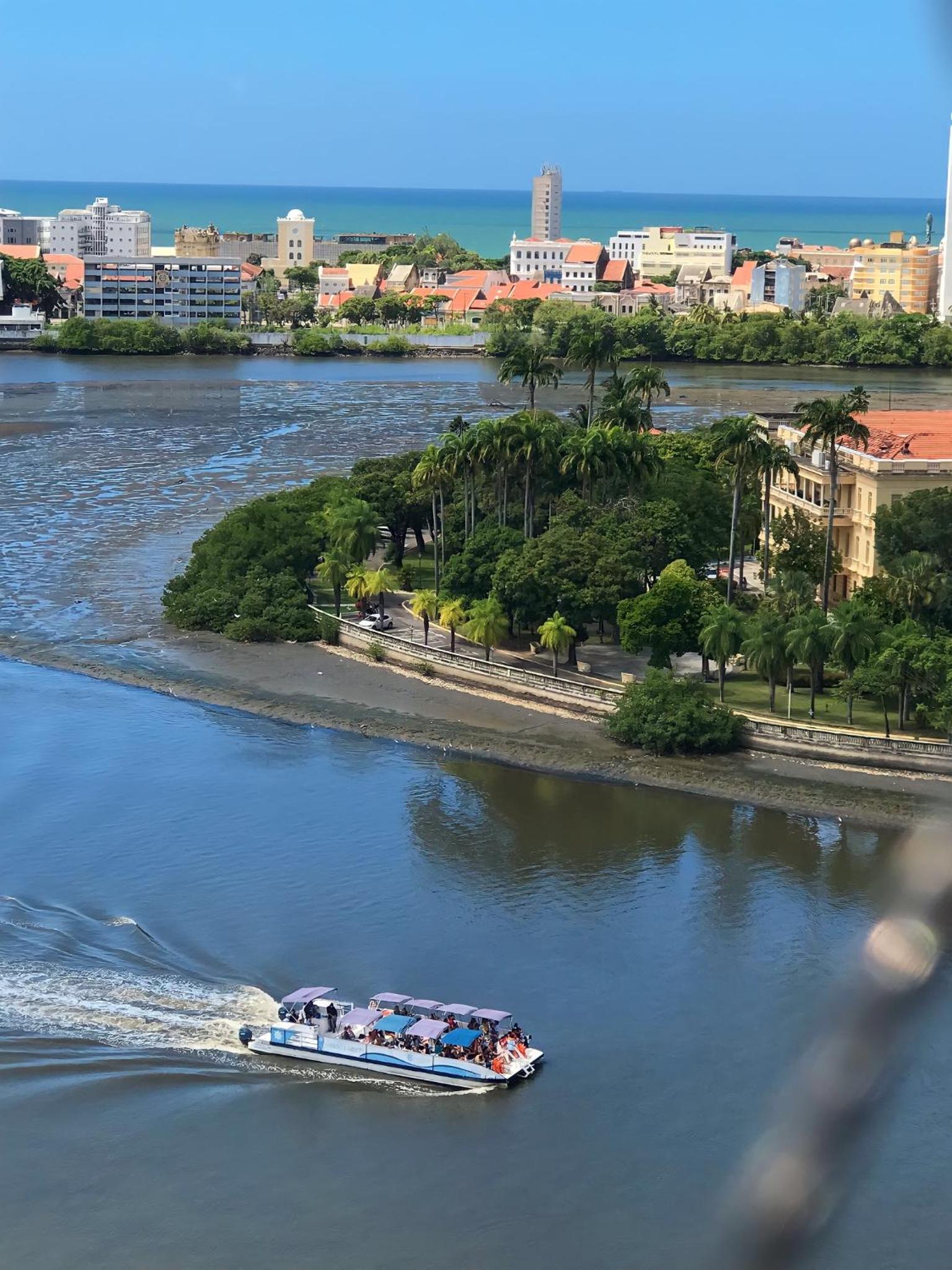Aconchegante, ótima localização e vista para o mar