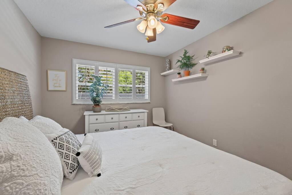 Sleeps 28, Events, Salt Pool/Spa, Outdoor Kitchen view 2