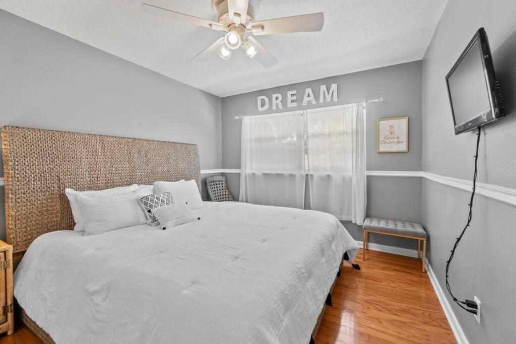 Sleeps 28, Events, Salt Pool/Spa, Outdoor Kitchen view 4