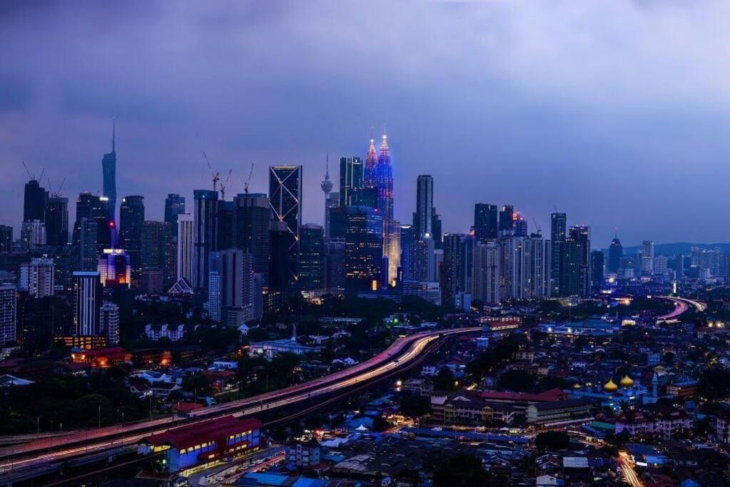 10mins to KLCC w LRT+Mall+Netflix Muji Urban