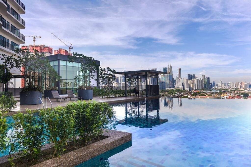 10mins to KLCC w LRT+Mall+Netflix Muji Urban