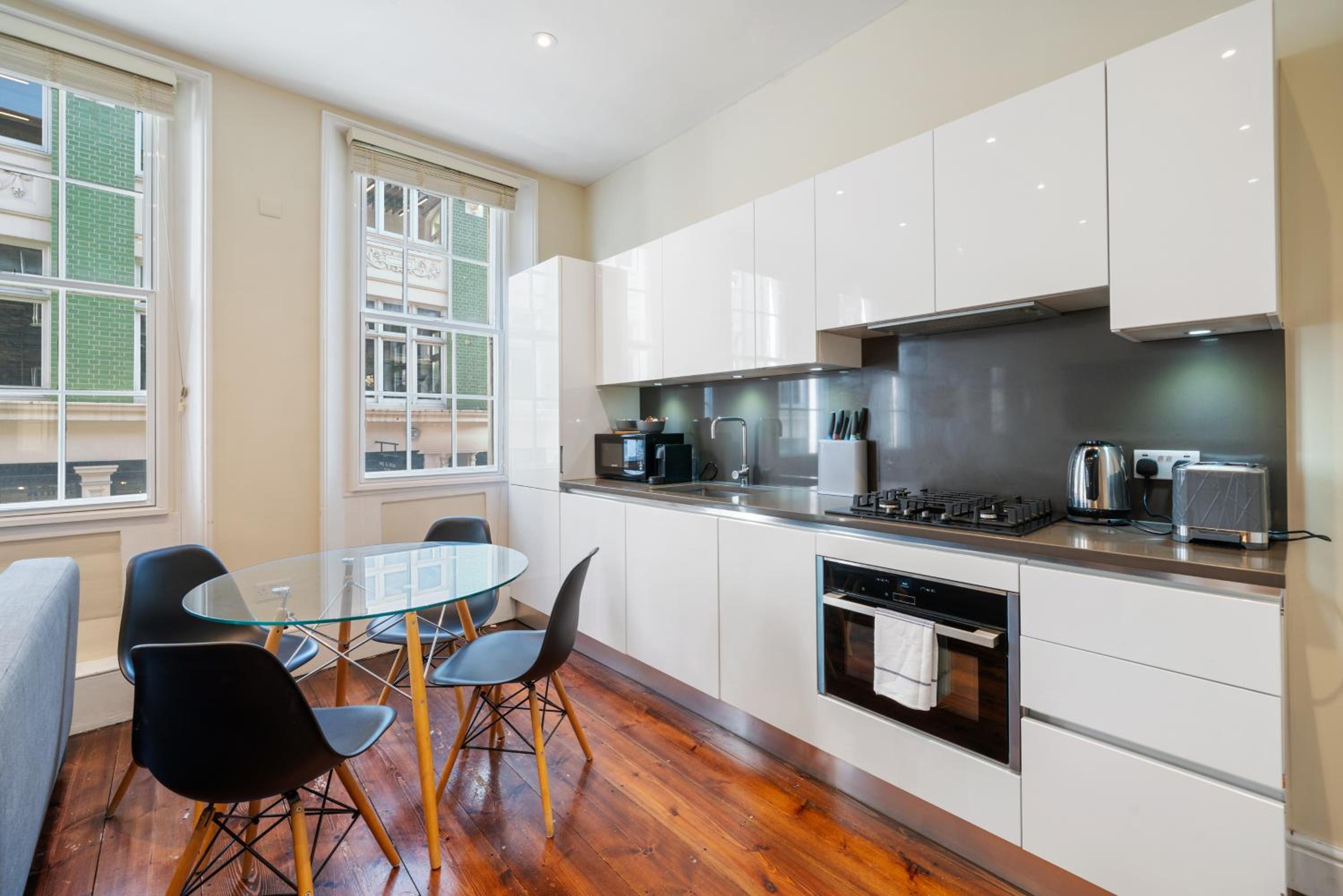 Stylish Carnaby Soho 1BR Apartment with AC