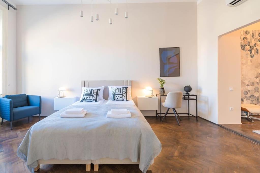 Venus Apartments - Paulay Ede II view 2