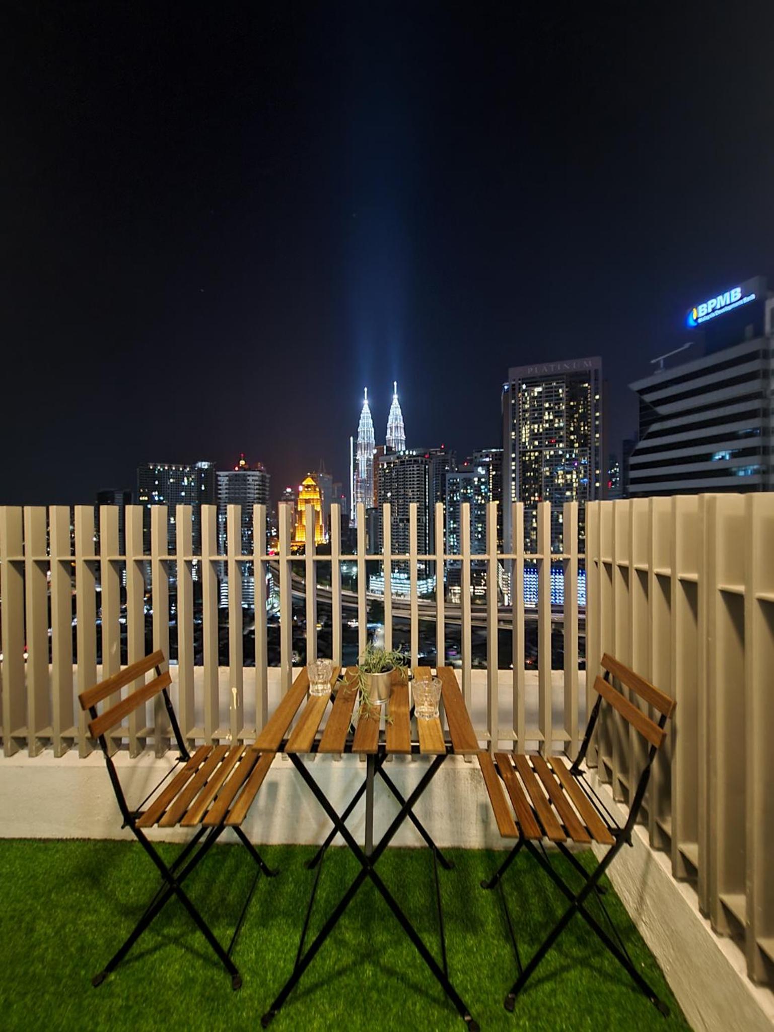 CL16A Muji Style Balcony Infinity Pool KLCC View