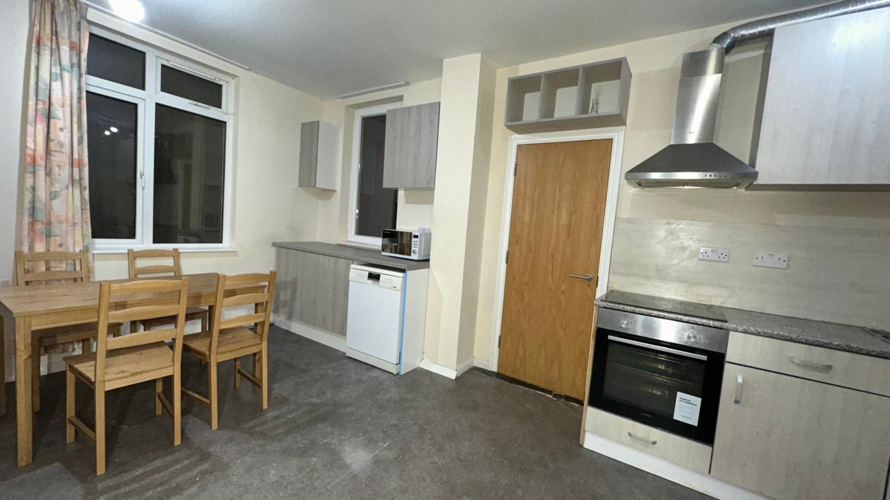 North London A spacious 7 bedroom house accommodating up to 18 people complete with own gym and table tennis