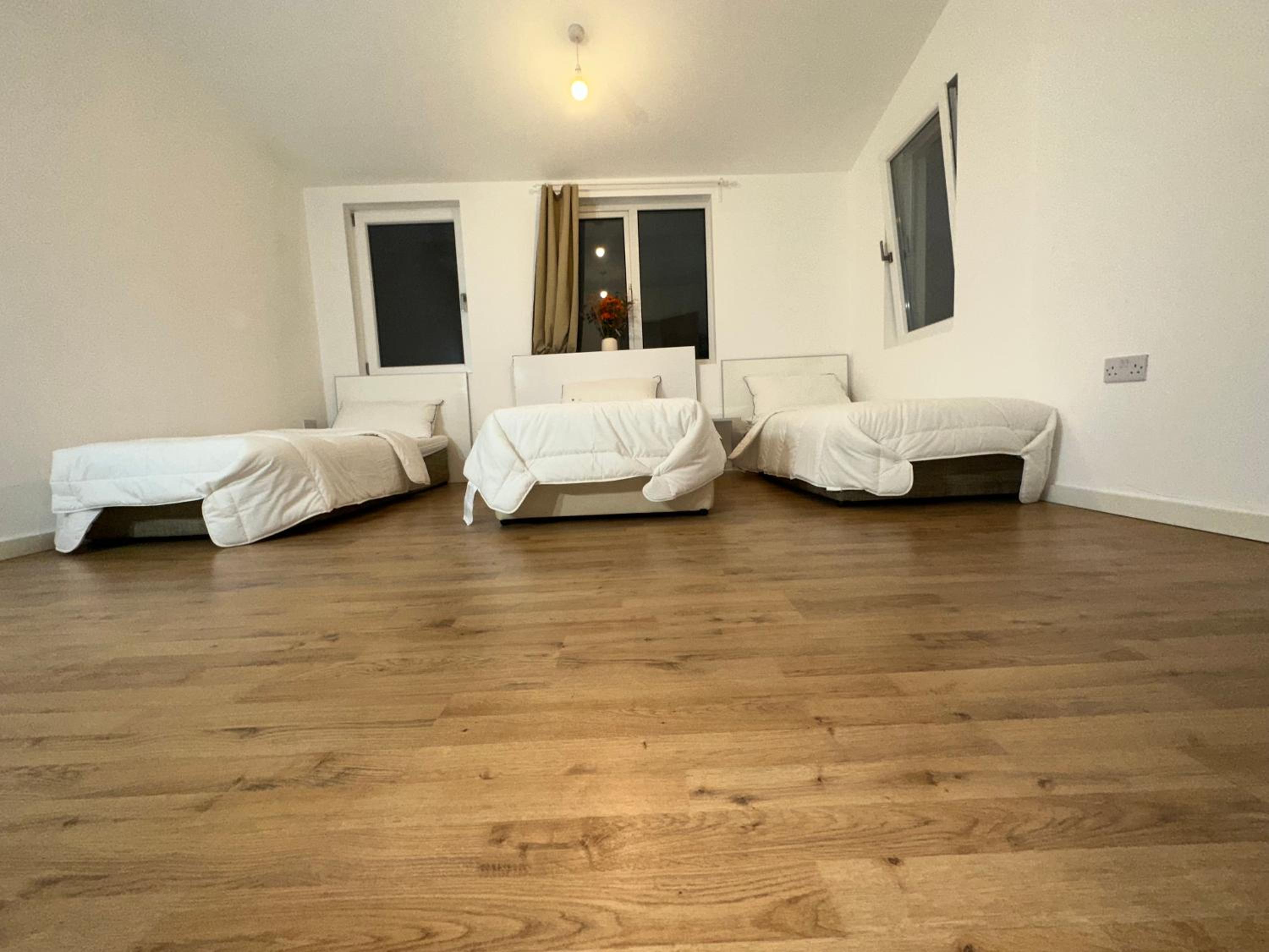 North London A spacious 7 bedroom house accommodating up to 18 people complete with own gym and table tennis