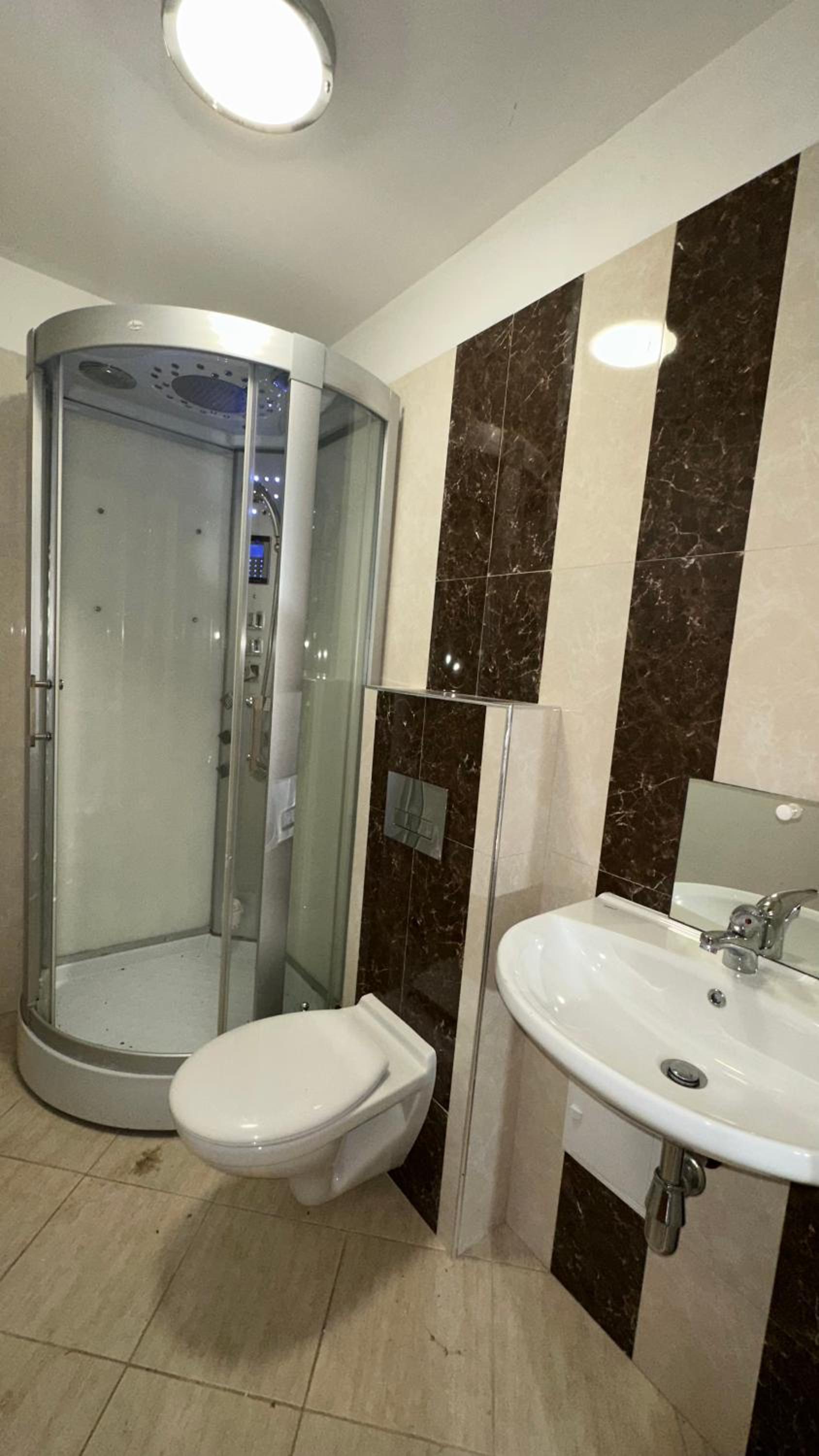 North London A spacious 7 bedroom house accommodating up to 18 people complete with own gym and table tennis
