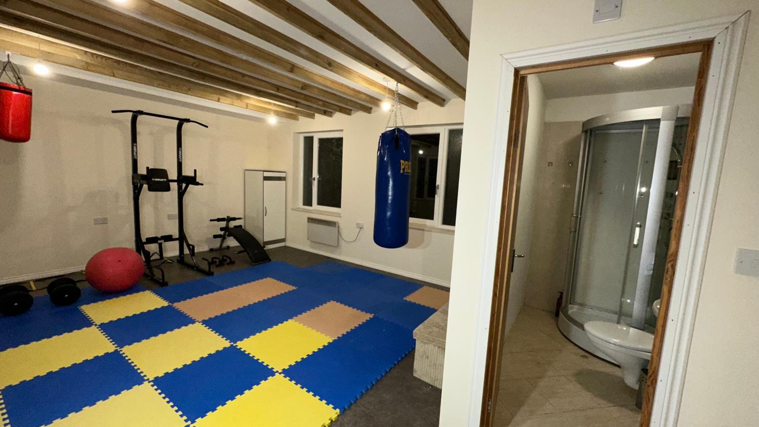 North London A spacious 7 bedroom house accommodating up to 18 people complete with own gym and table tennis