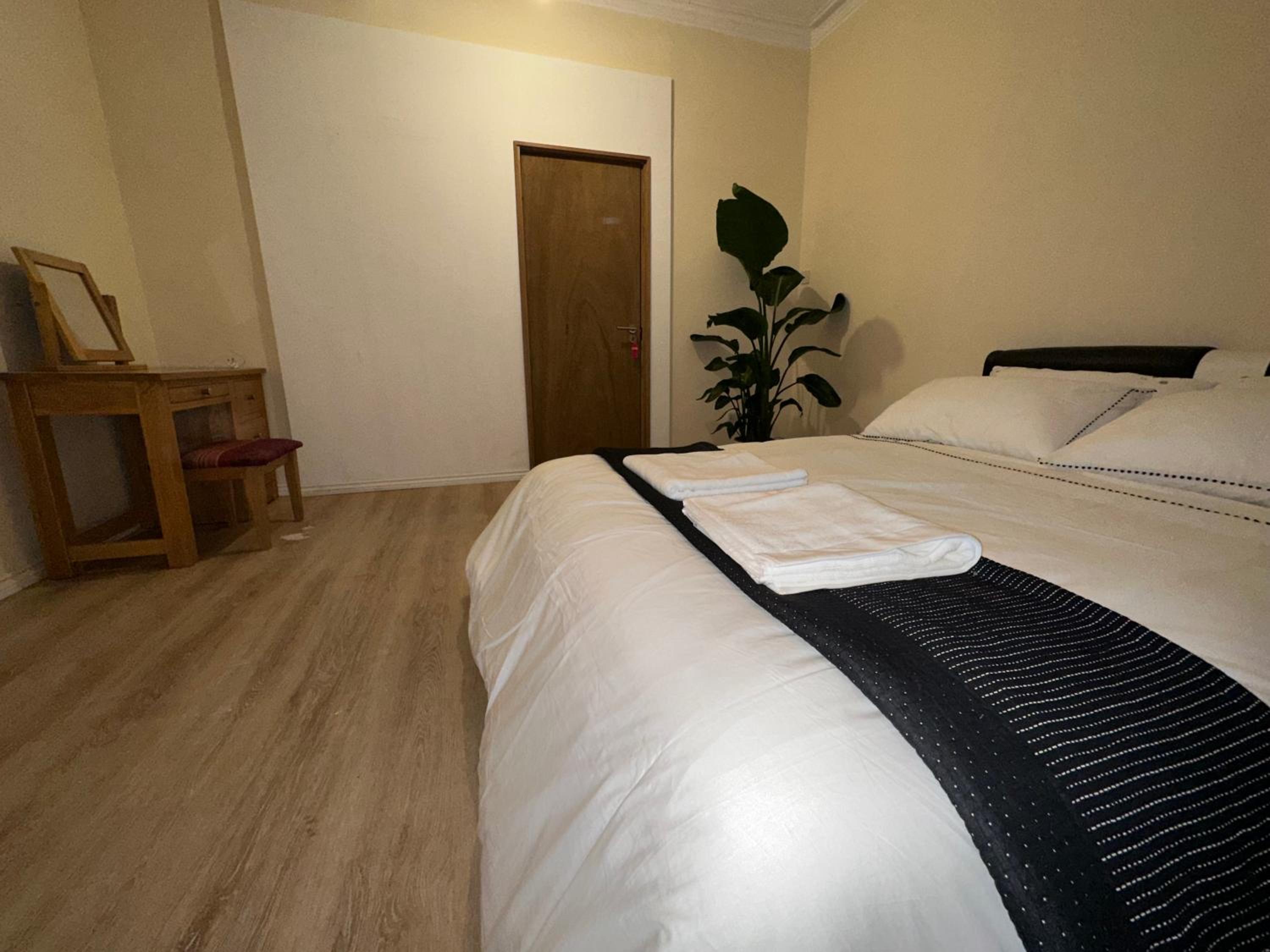 North London A spacious 7 bedroom house accommodating up to 18 people complete with own gym and table tennis