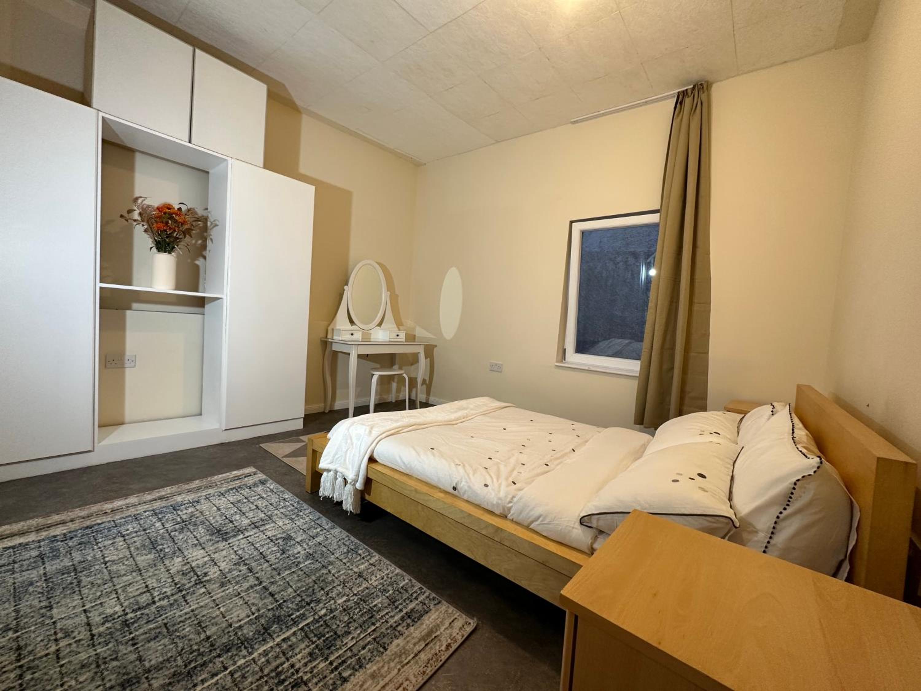 North London A spacious 7 bedroom house accommodating up to 18 people complete with own gym and table tennis