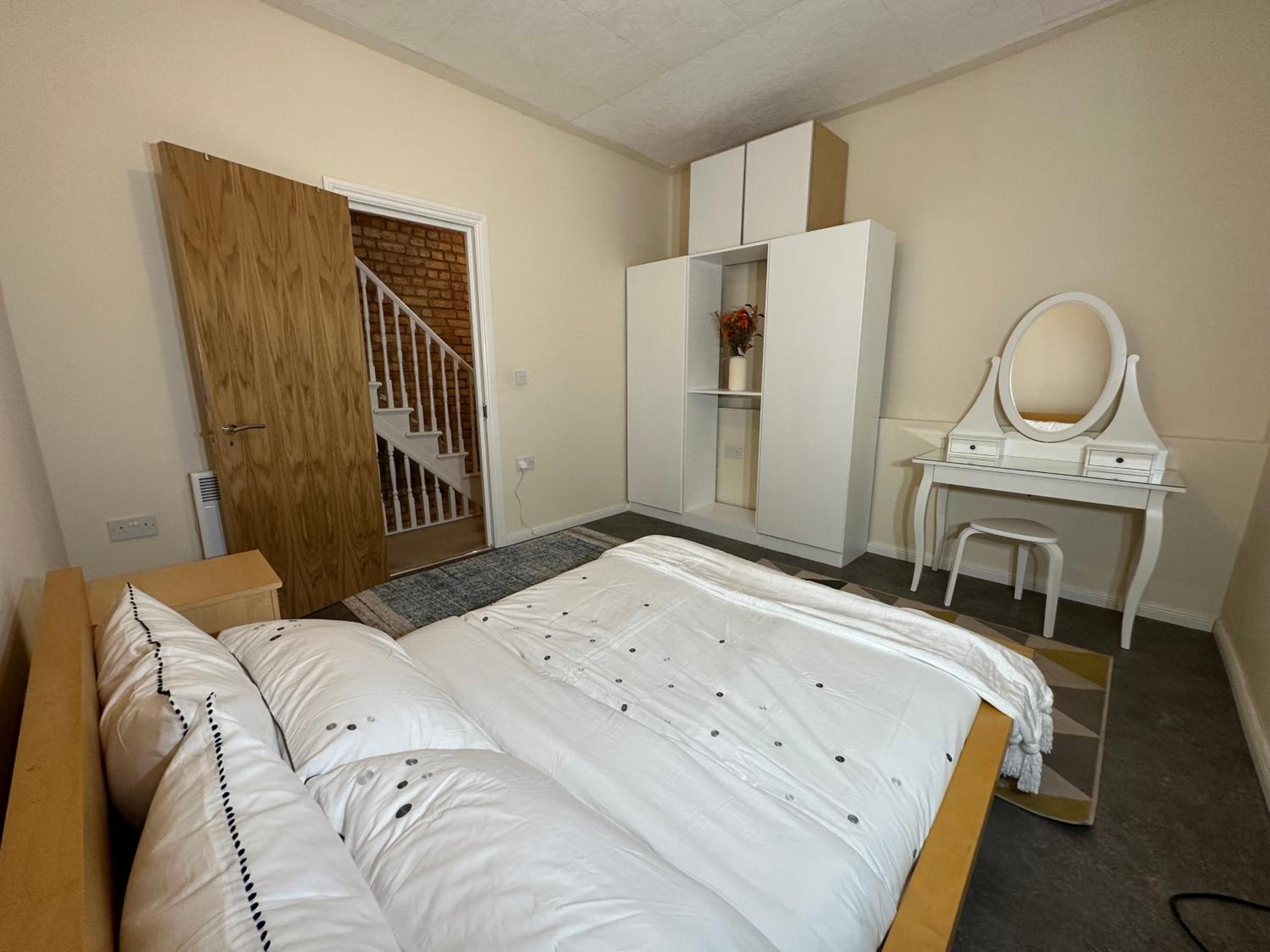 North London A spacious 7 bedroom house accommodating up to 18 people complete with own gym and table tennis