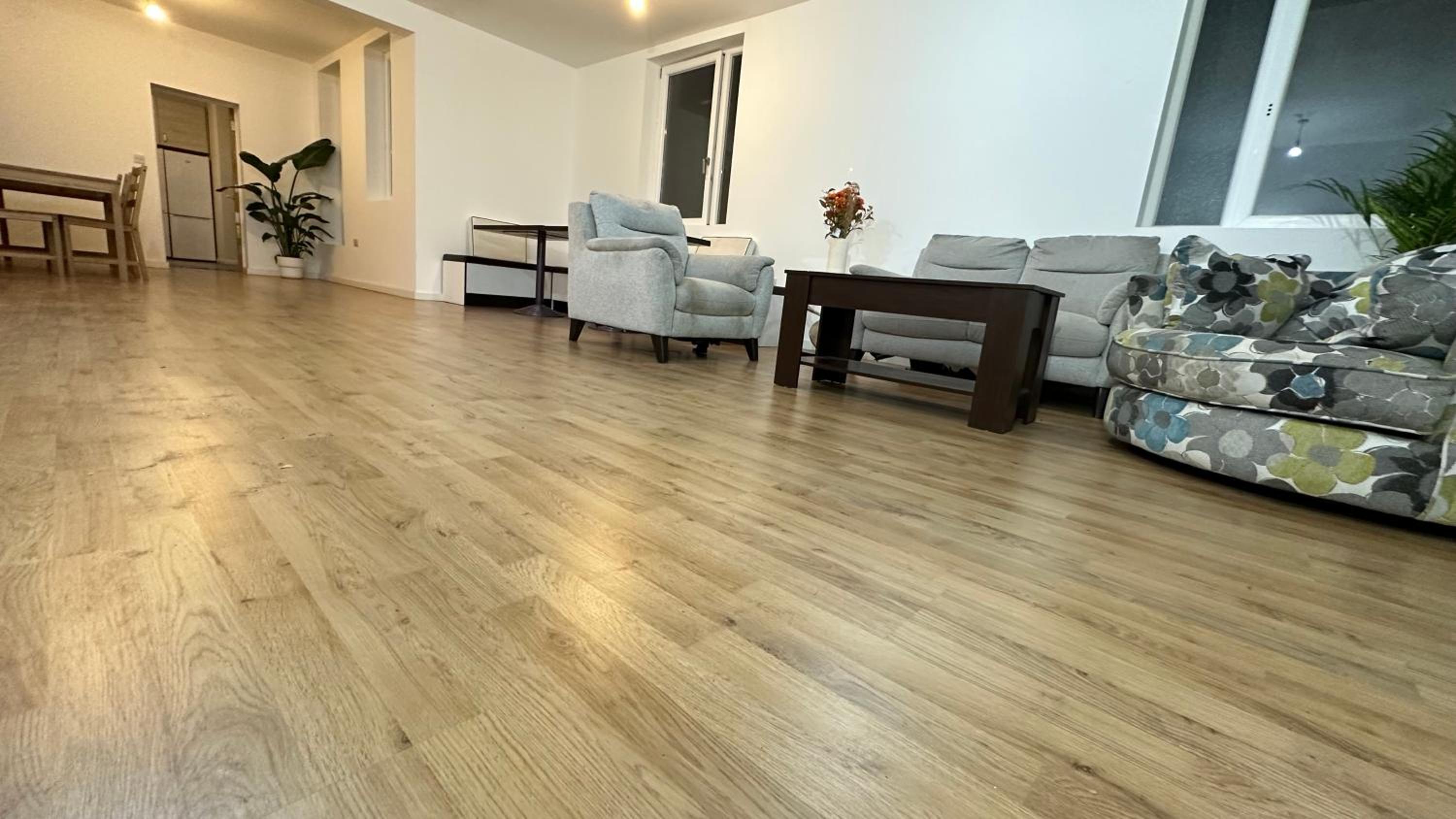 North London A spacious 7 bedroom house accommodating up to 18 people complete with own gym and table tennis