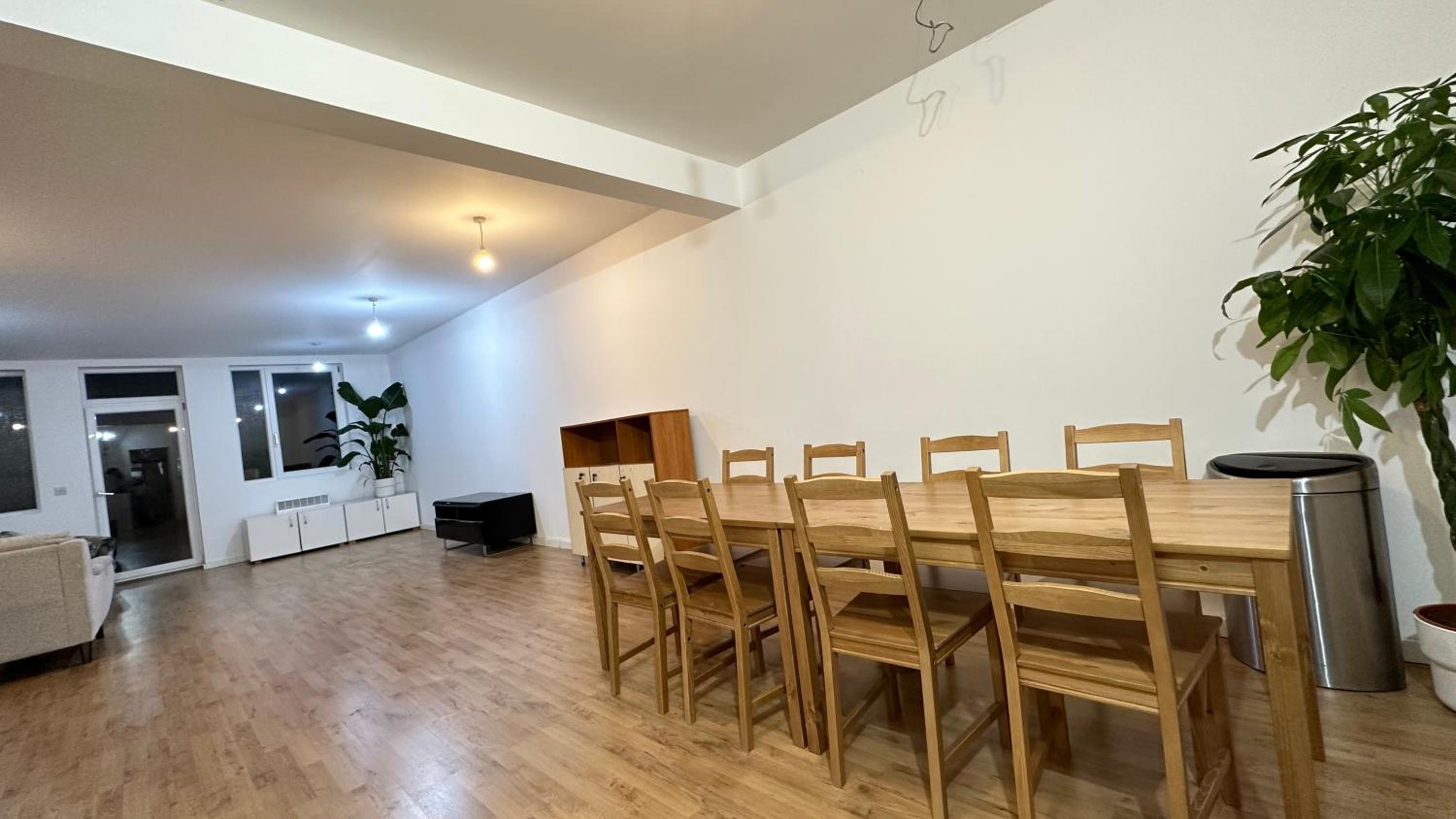 North London A spacious 7 bedroom house accommodating up to 18 people complete with own gym and table tennis