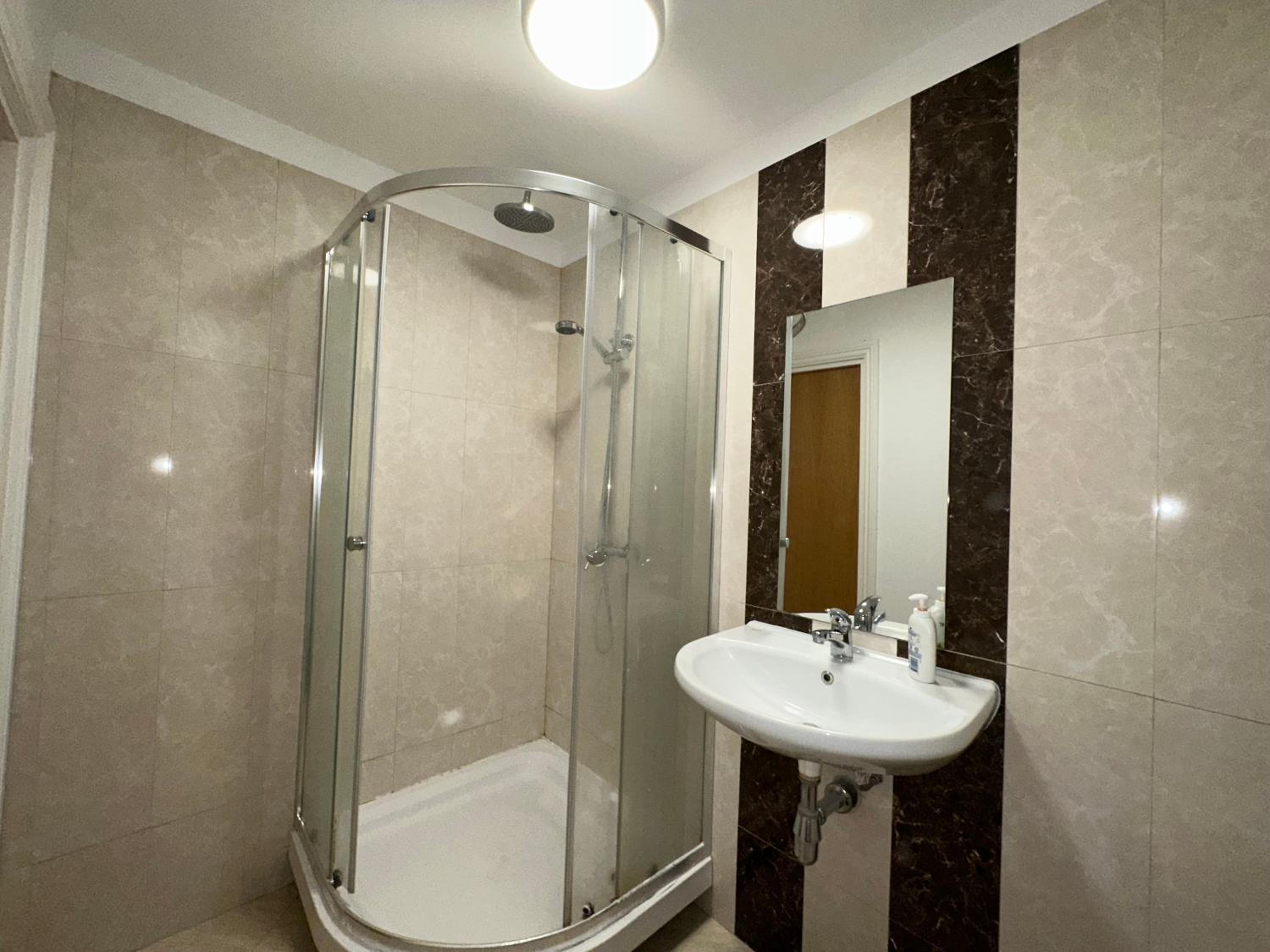 North London A spacious 7 bedroom house accommodating up to 18 people complete with own gym and table tennis