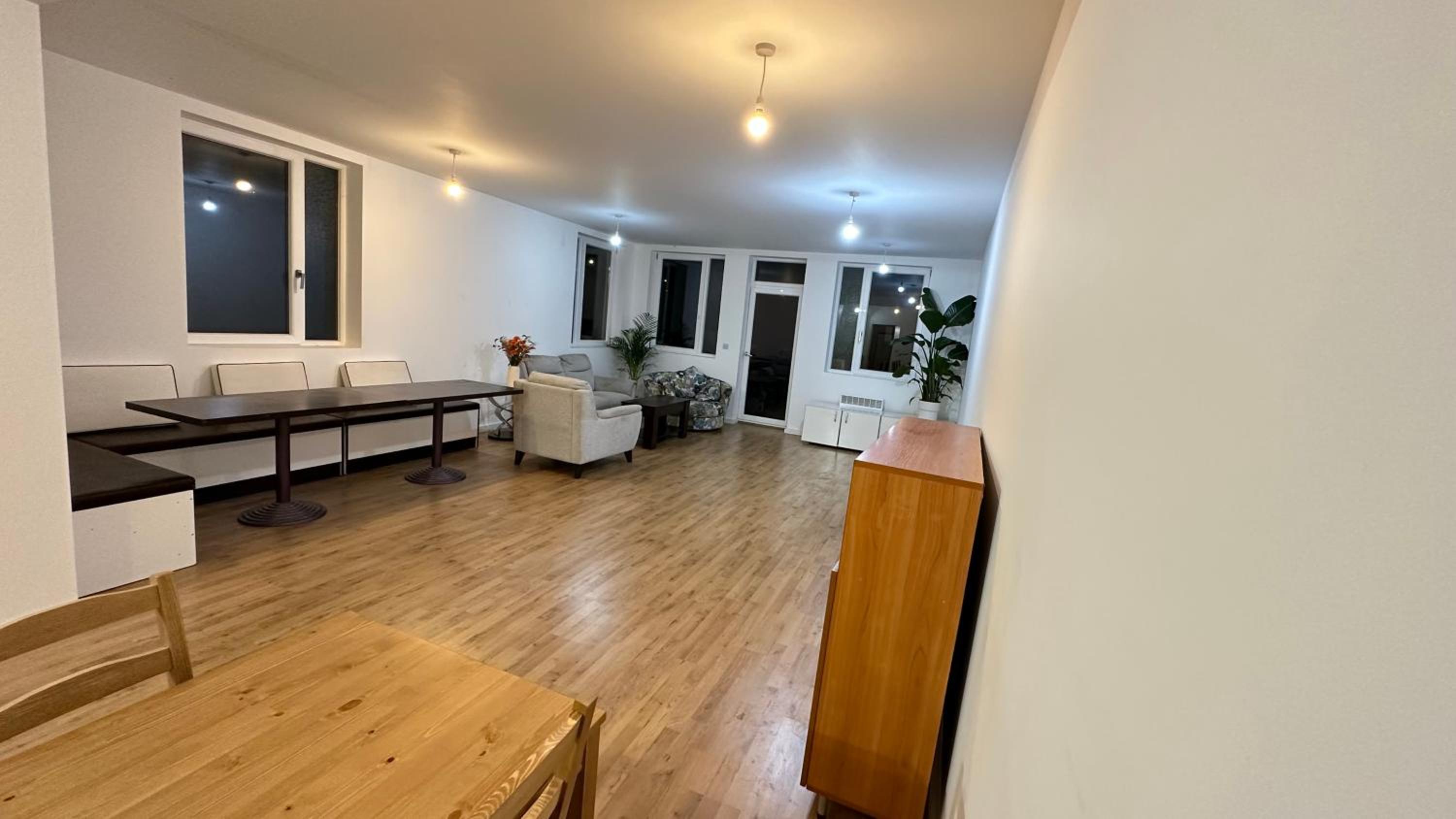 North London A spacious 7 bedroom house accommodating up to 18 people complete with own gym and table tennis