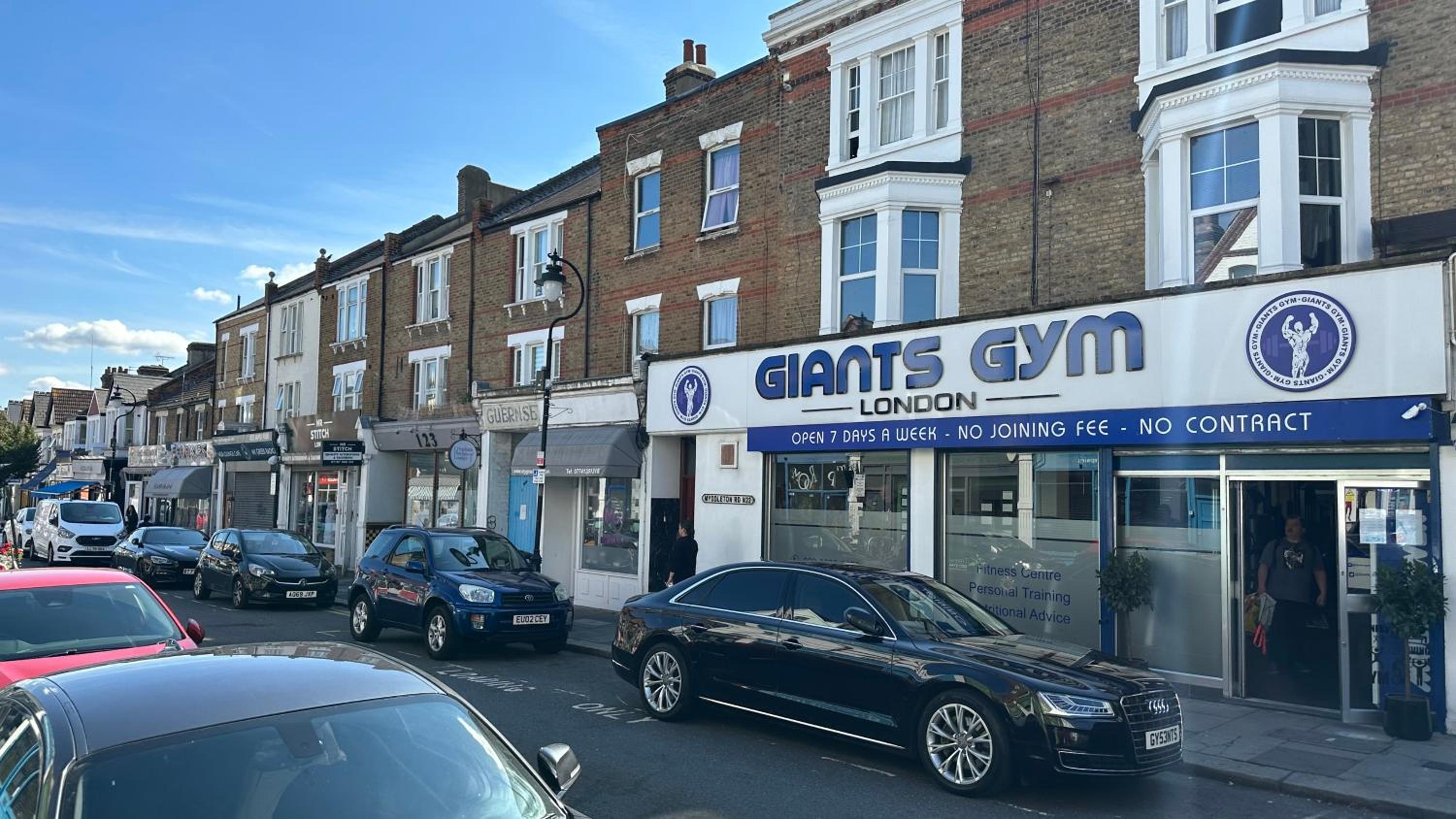 North London A spacious 7 bedroom house accommodating up to 18 people complete with own gym and table tennis