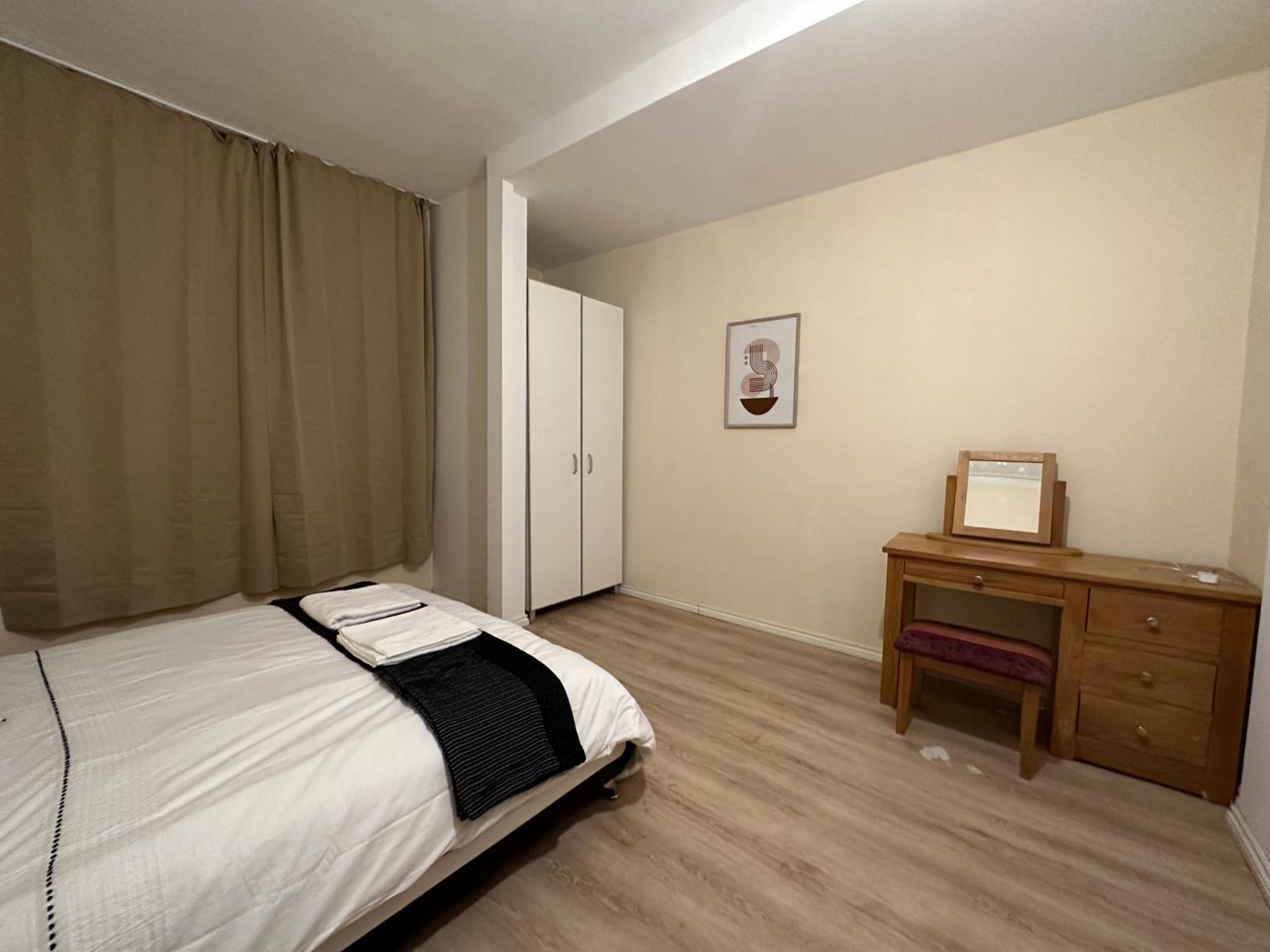 North London A spacious 7 bedroom house accommodating up to 18 people complete with own gym and table tennis