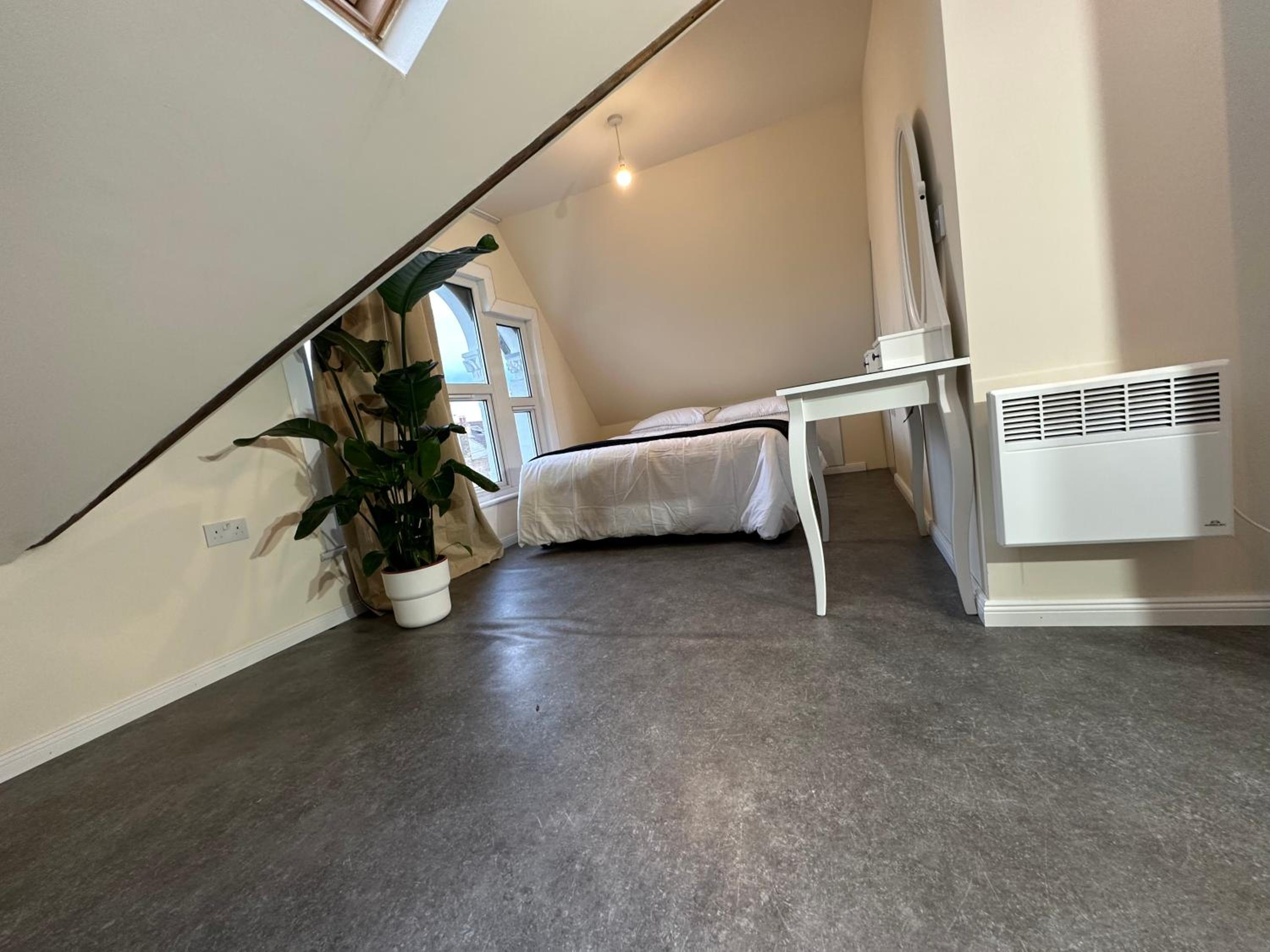 North London A spacious 7 bedroom house accommodating up to 18 people complete with own gym and table tennis